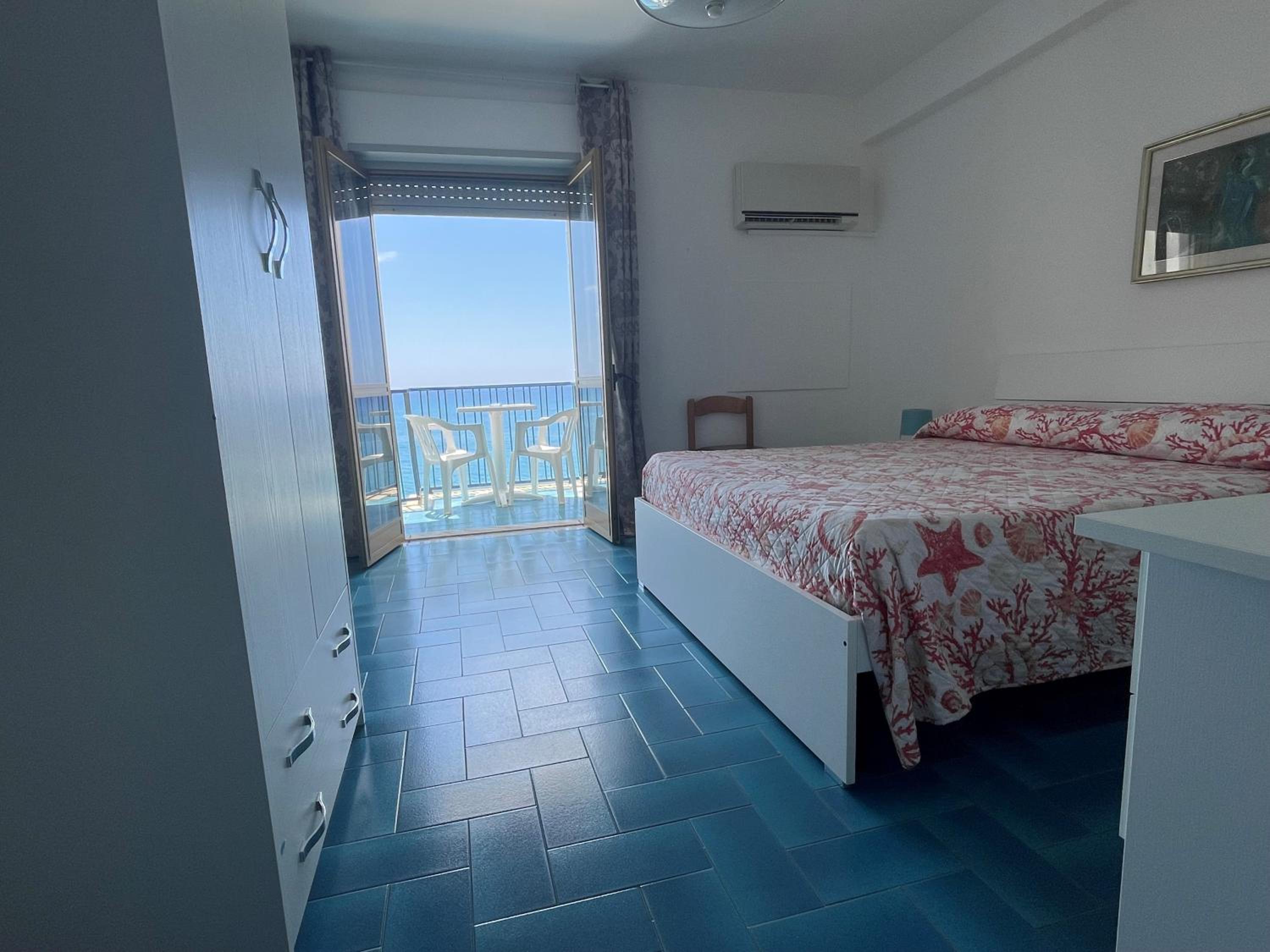 Double Room with Balcony and Sea View - Photo 9
