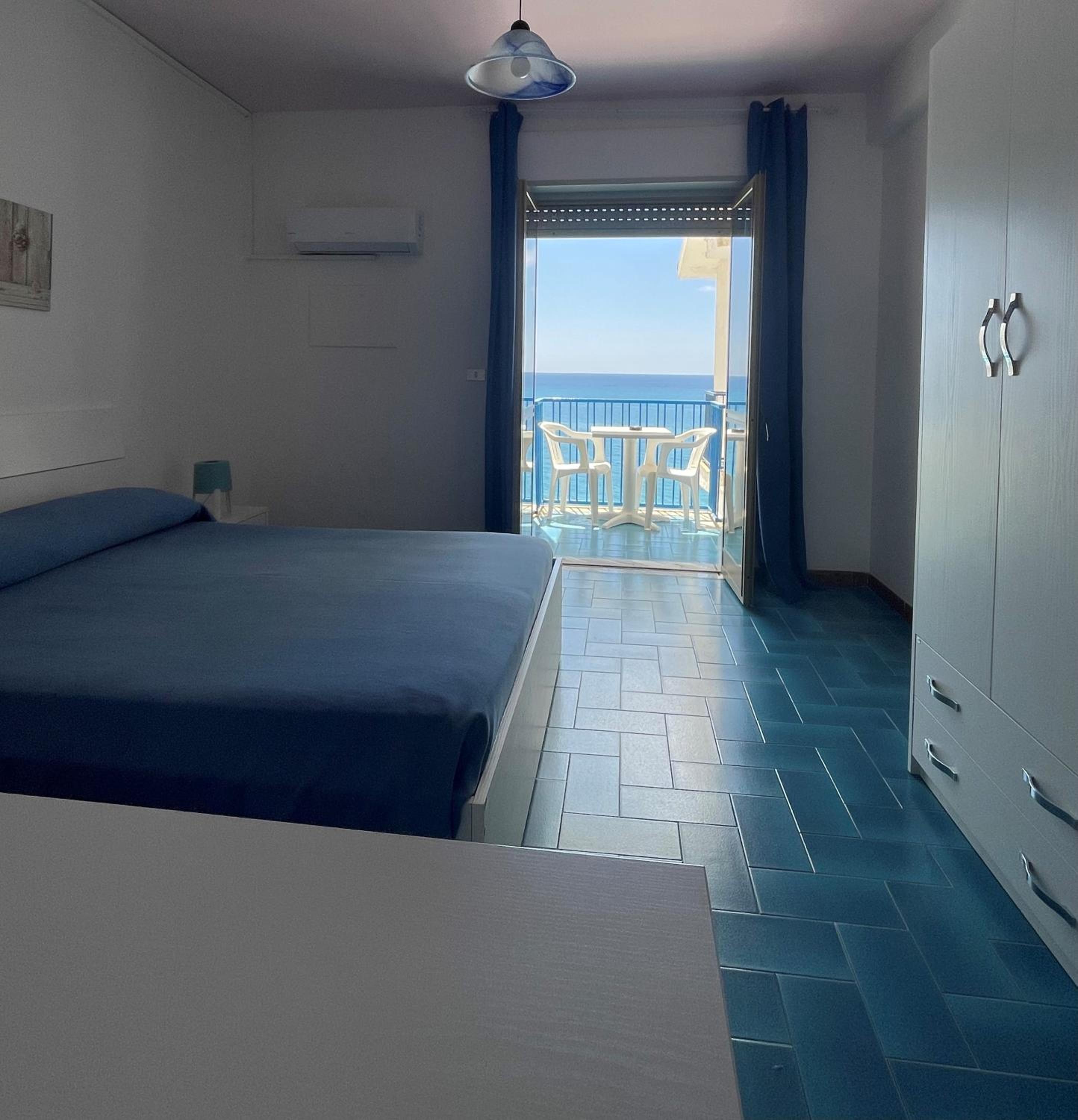 Double Room with Balcony and Sea View - Photo 8