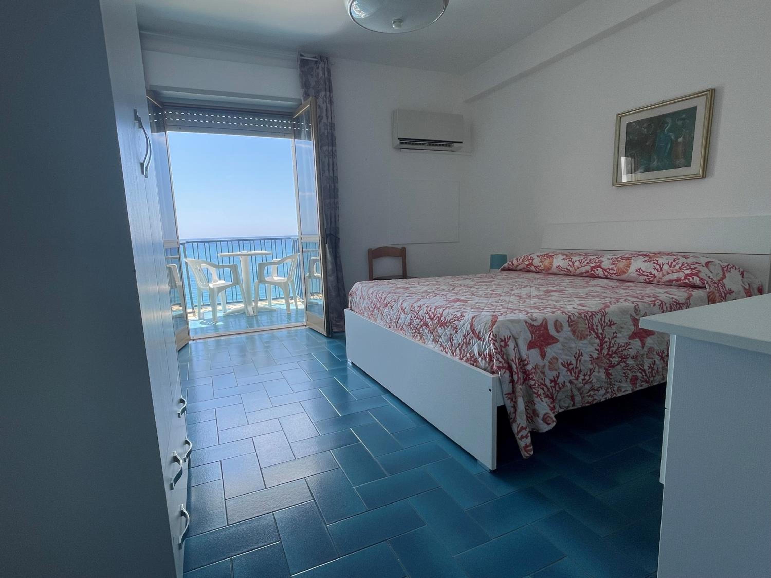 Double Room with Balcony and Sea View - Photo 7