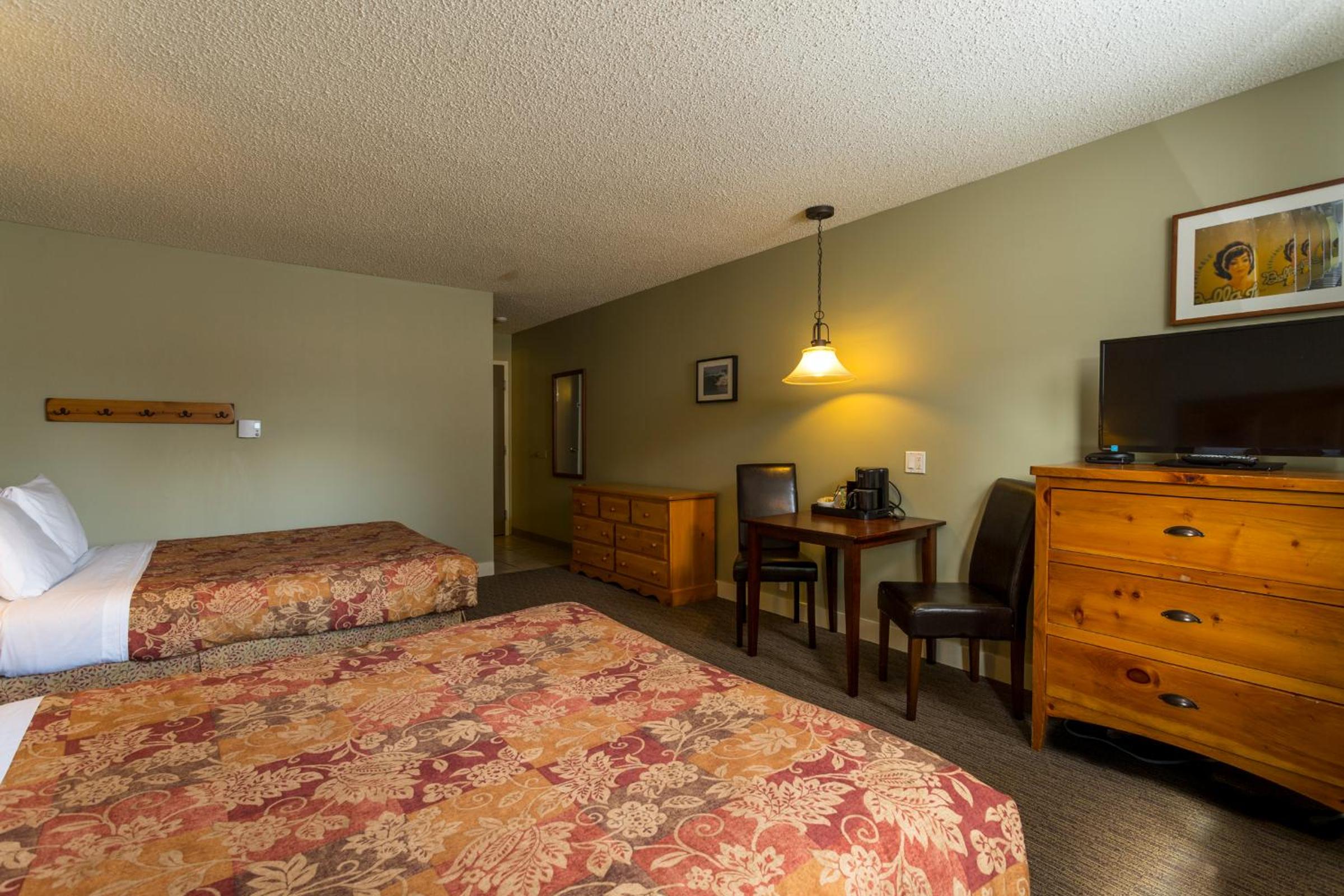 Queen Room with Two Queen Beds photo 3