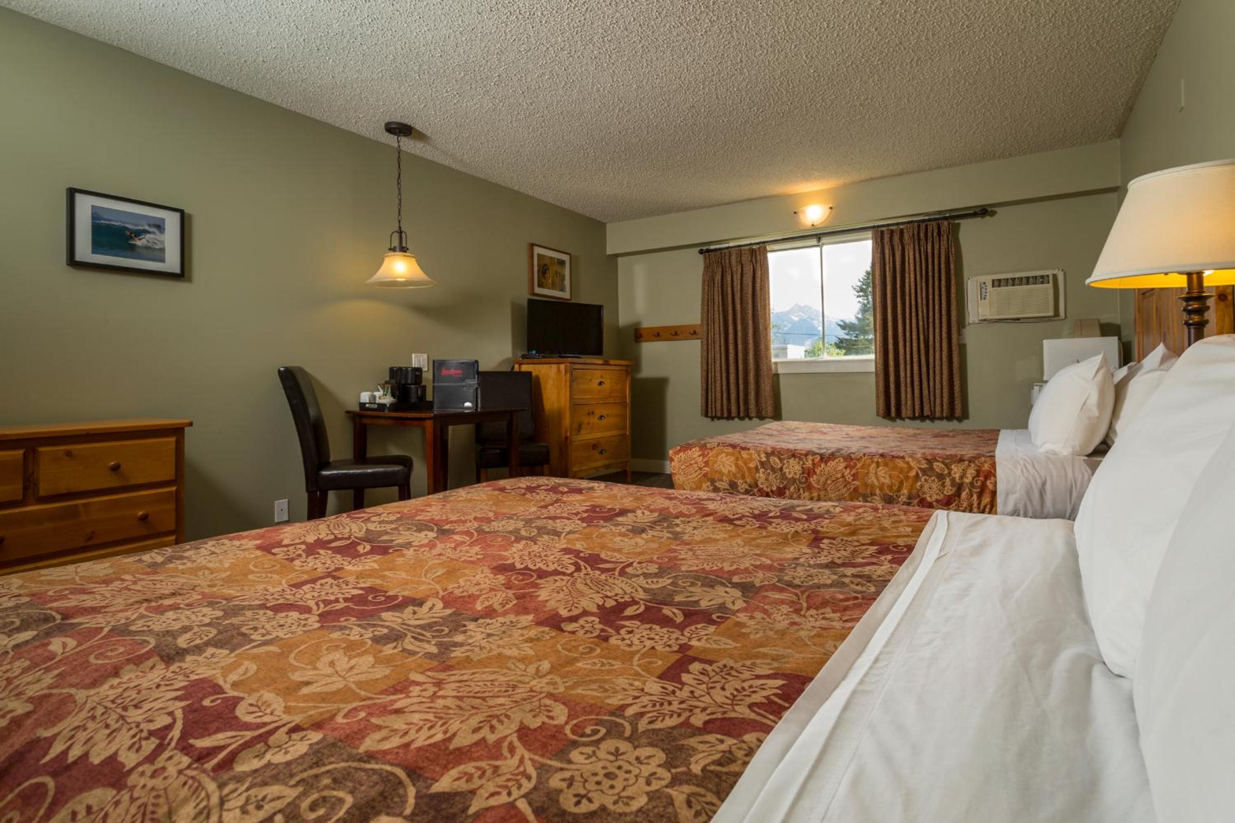 Queen Room with Two Queen Beds - Pet Friendly photo 2