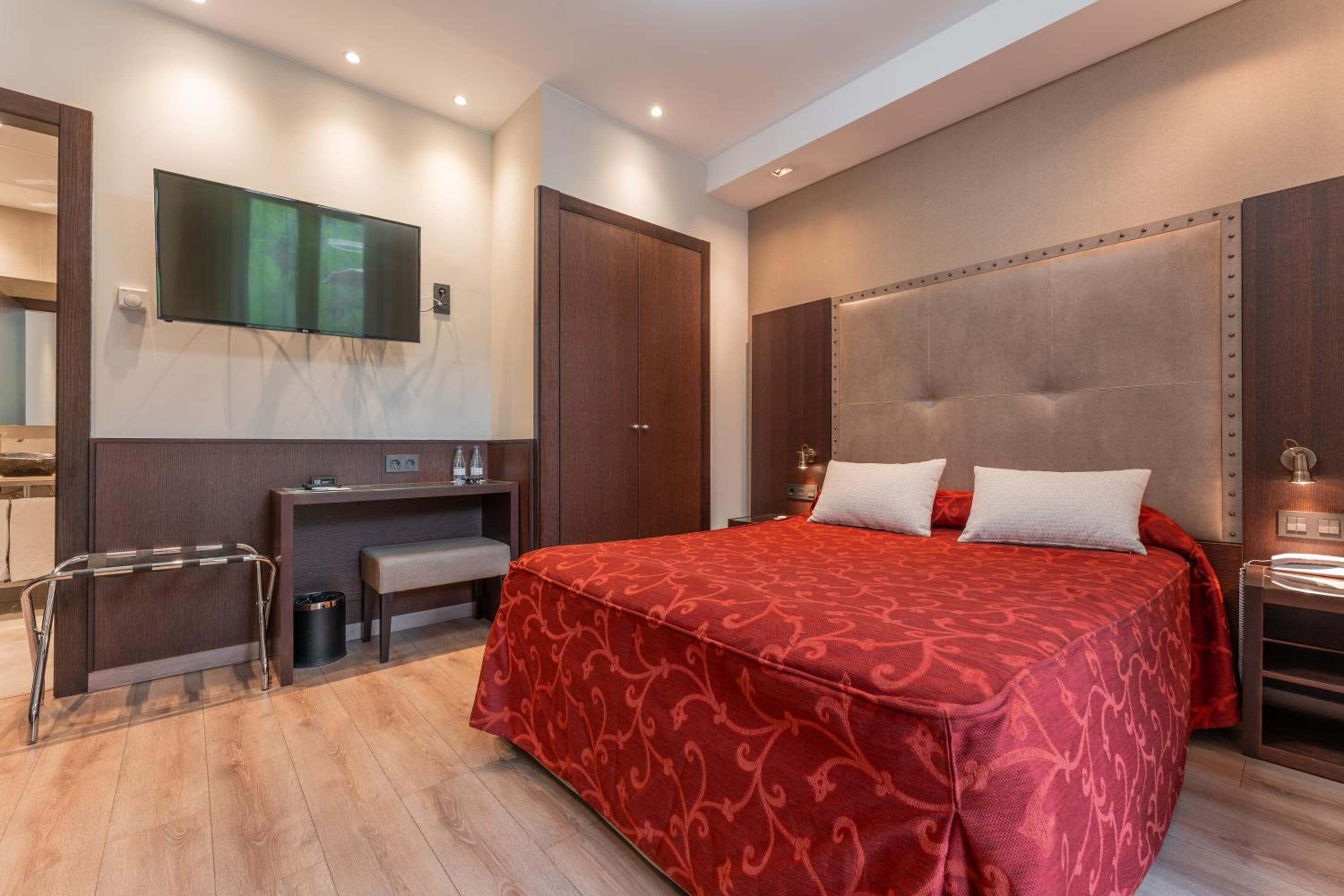 Double or Twin Room - Photo 5