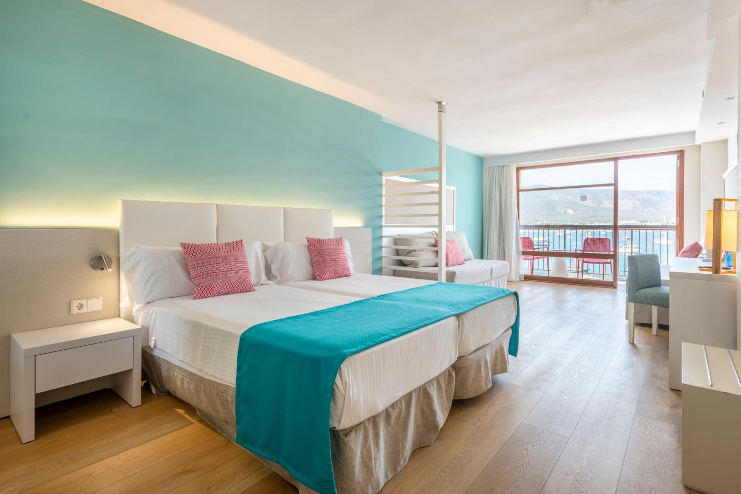 Deluxe Double Room with Sea View thumbnail 5