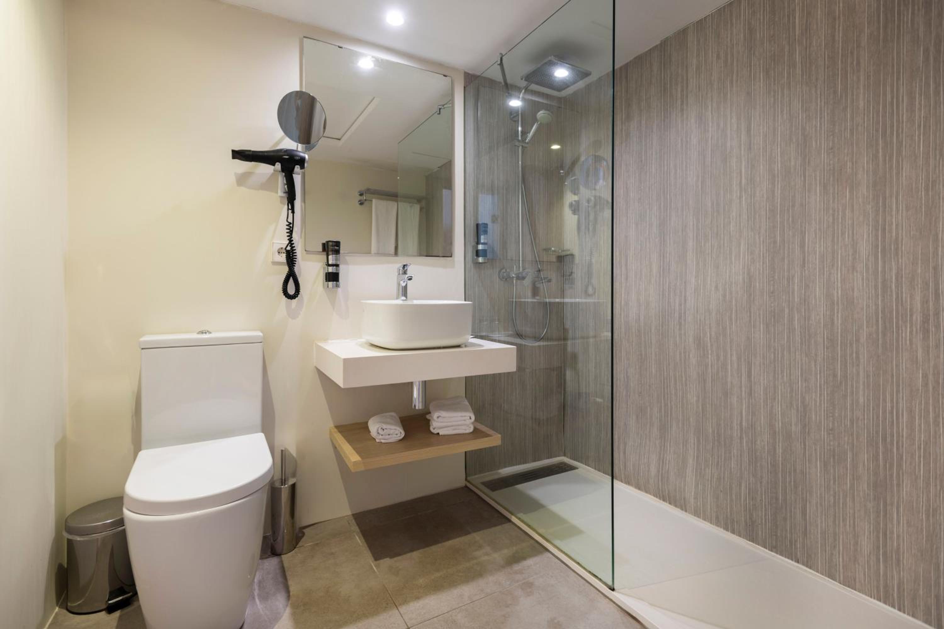 Deluxe Double Room with Sea View thumbnail 6
