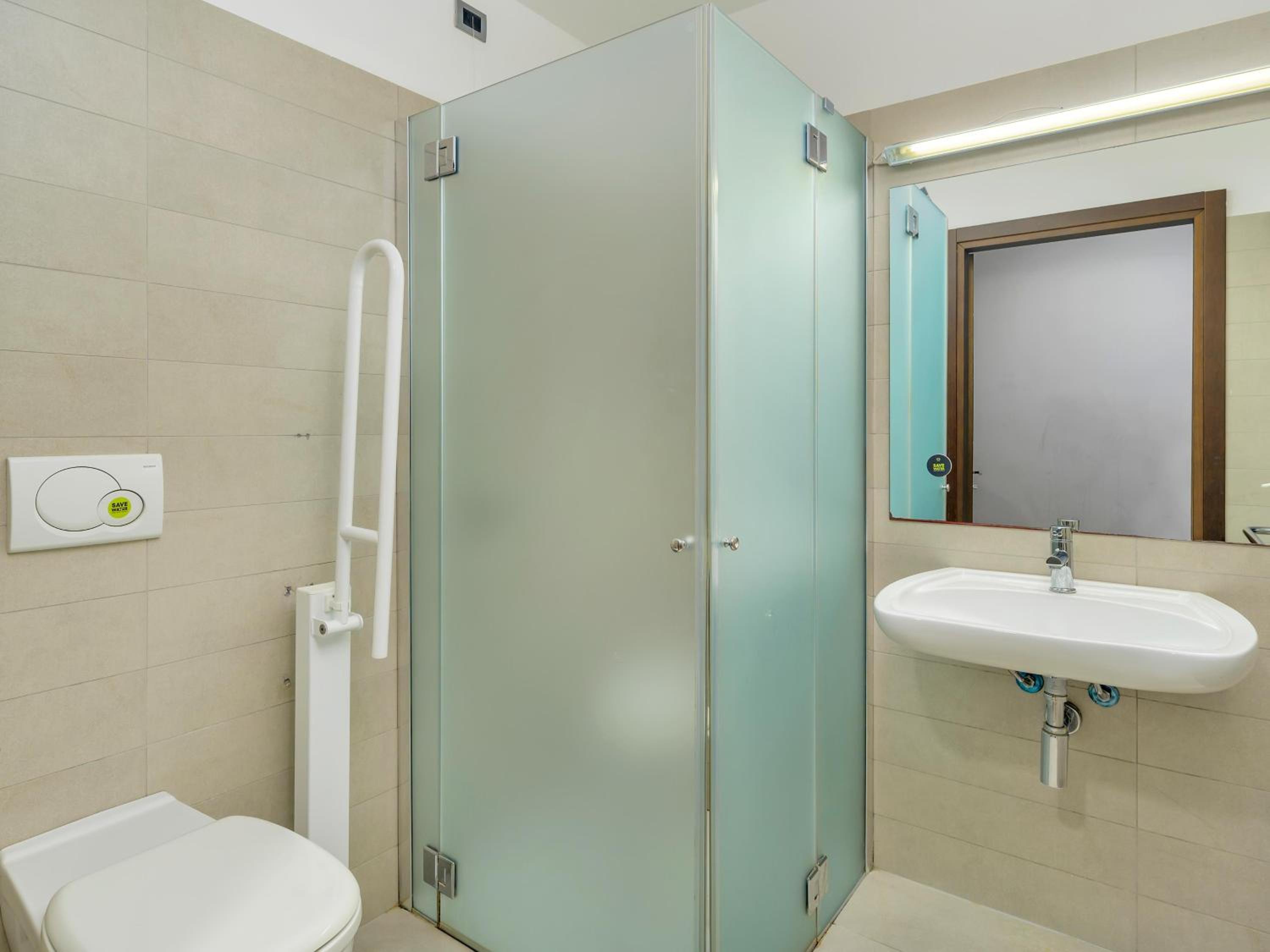 Twin Room - Disability Access - Photo 5
