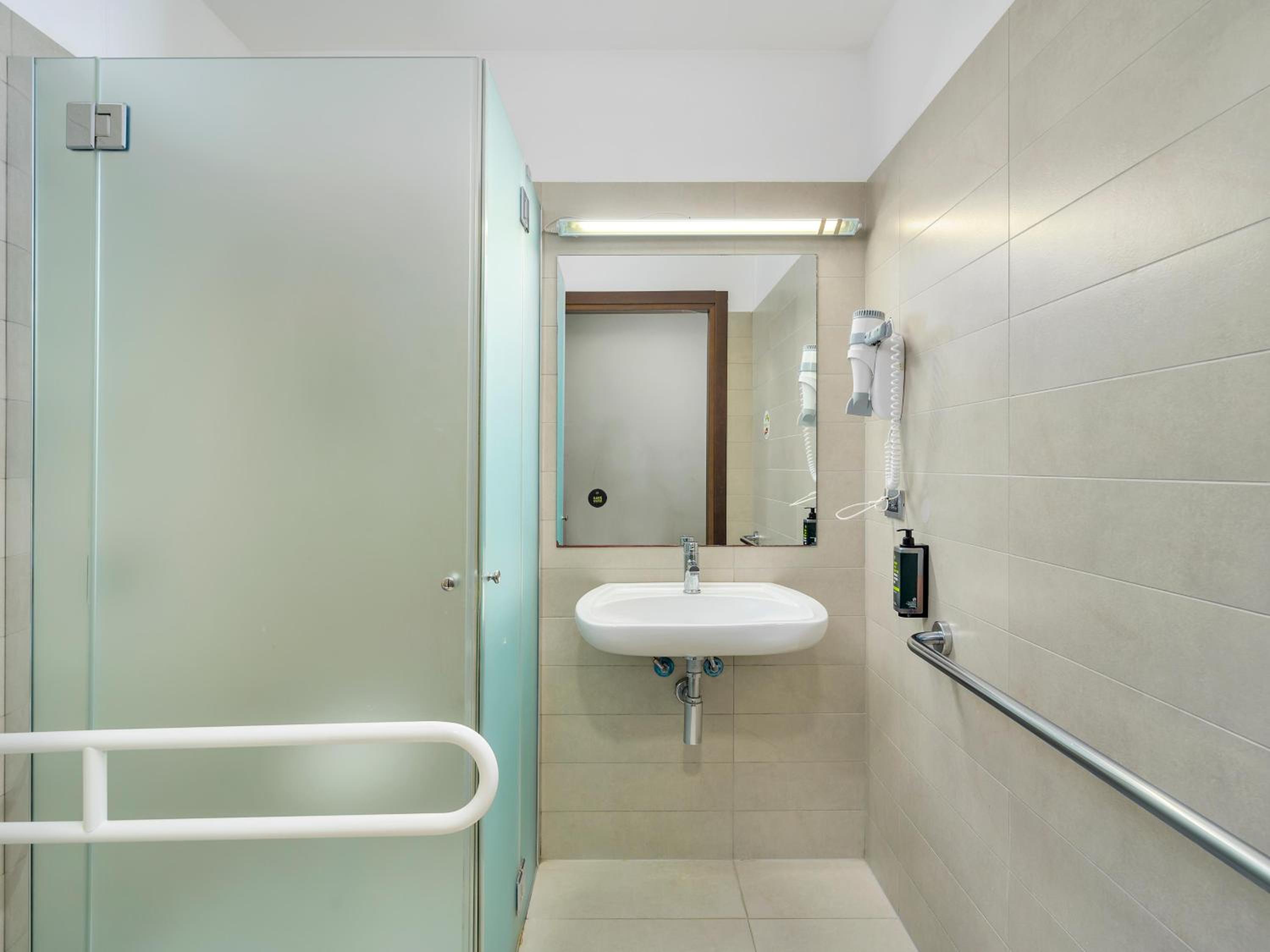 Twin Room - Disability Access - Photo 4