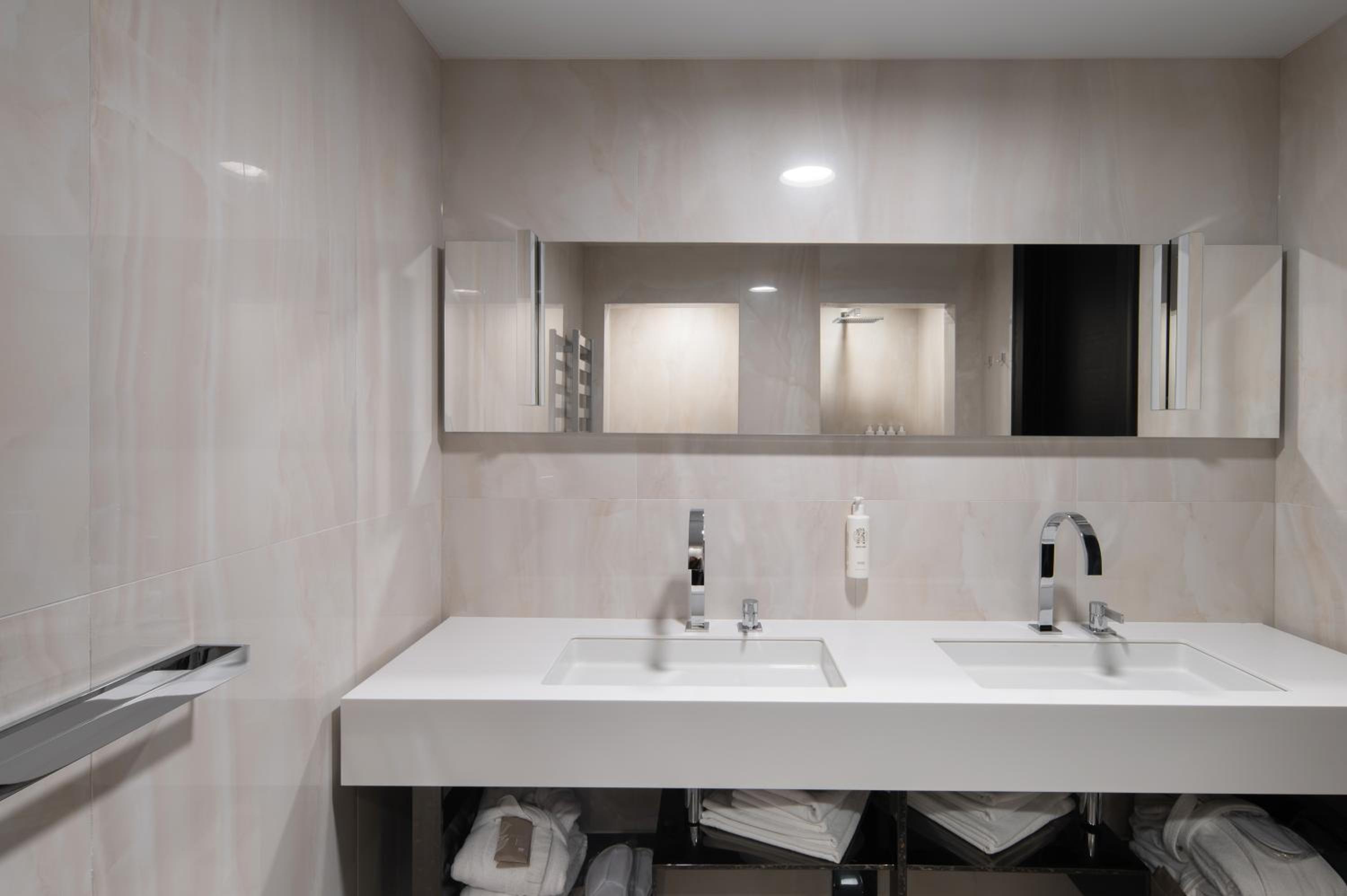 Deluxe Family Suite with Kitchen - Photo 5