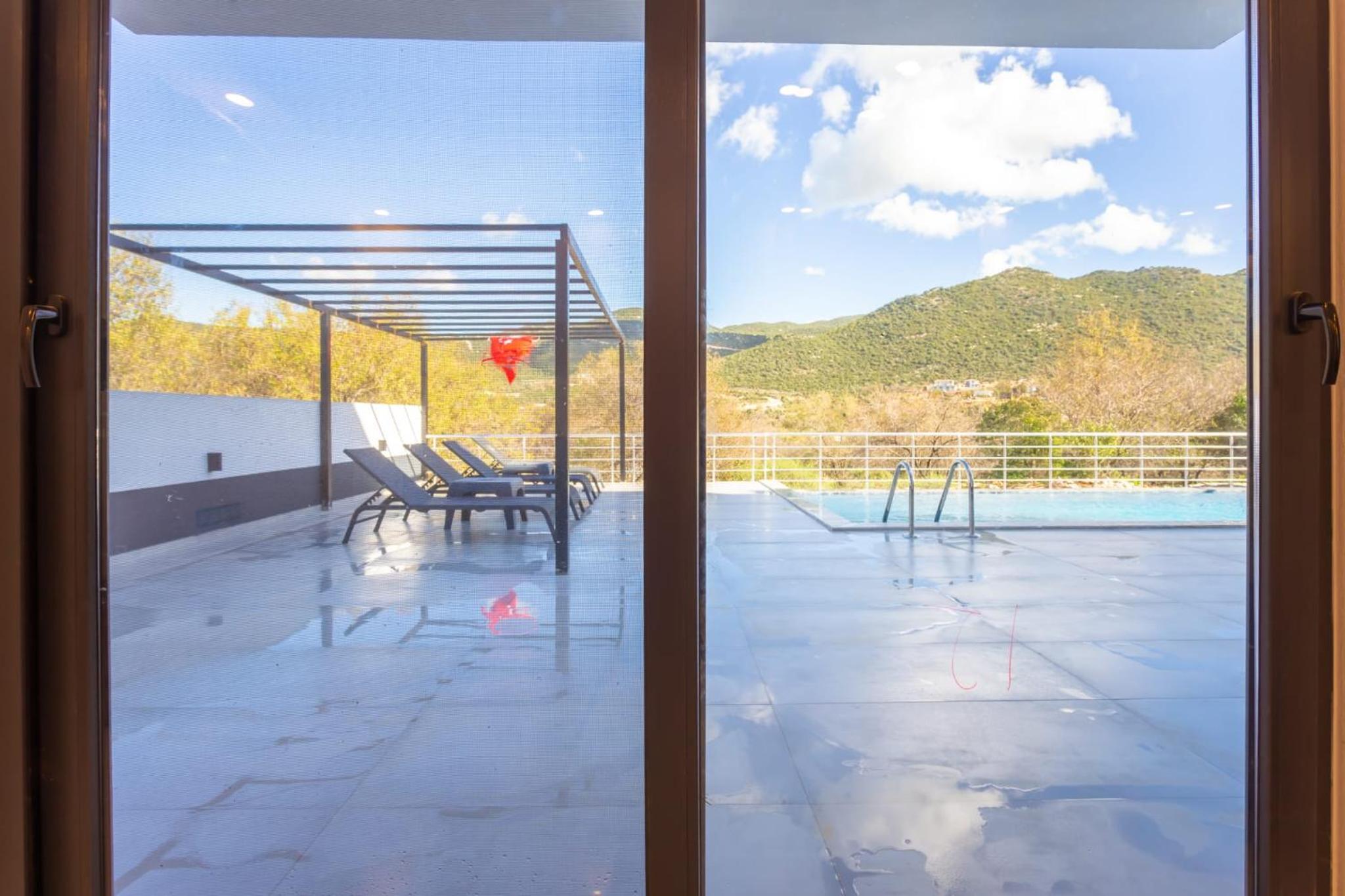Family Room With Balcony photo 3
