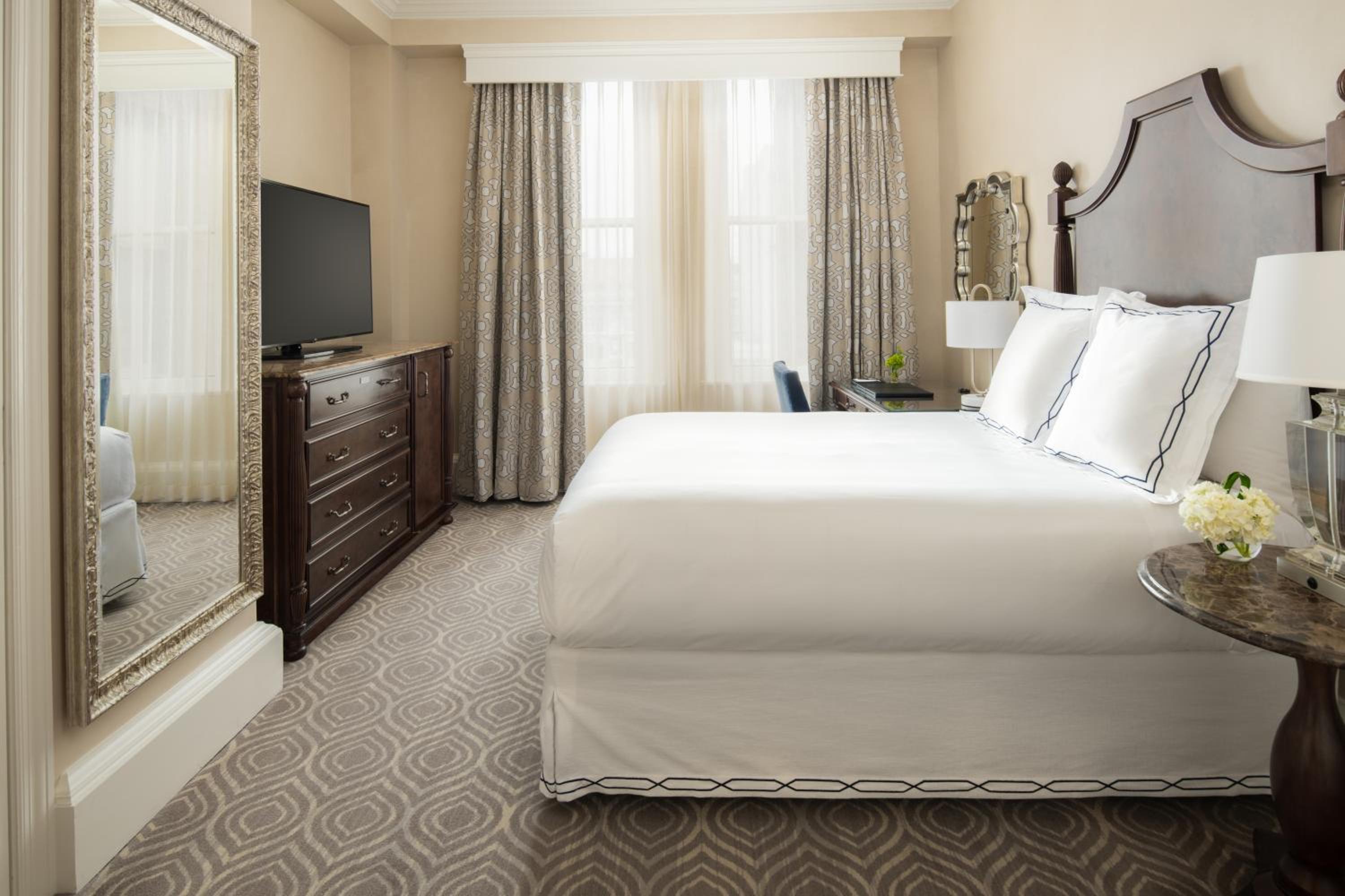 Deluxe Queen Room with Mobility Accessible Tub