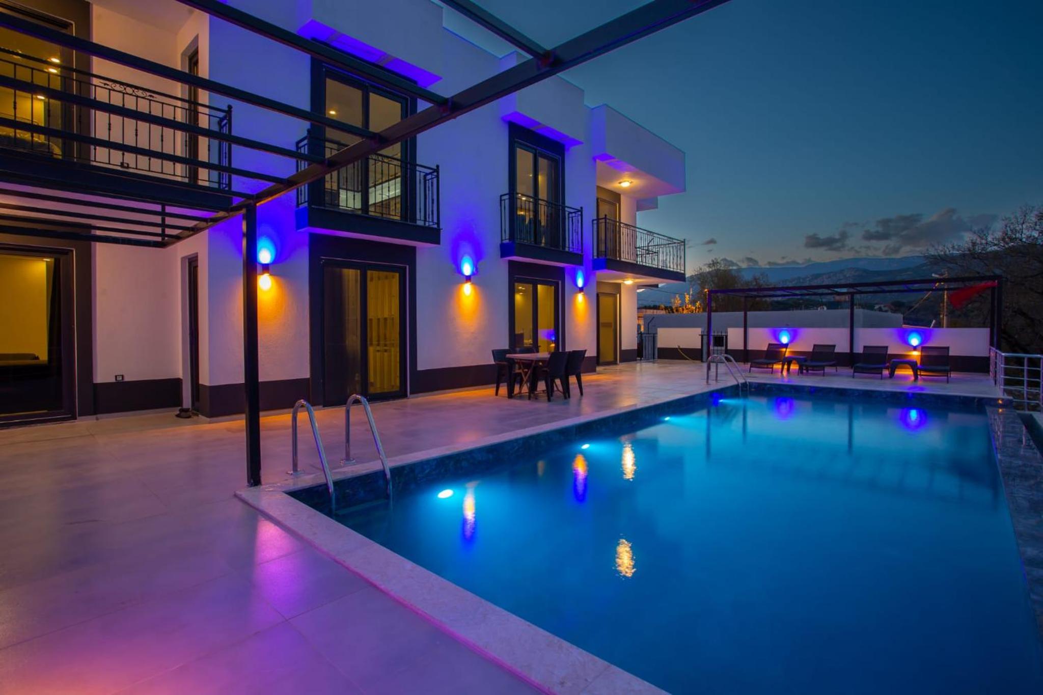 Family Room With Balcony photo 2
