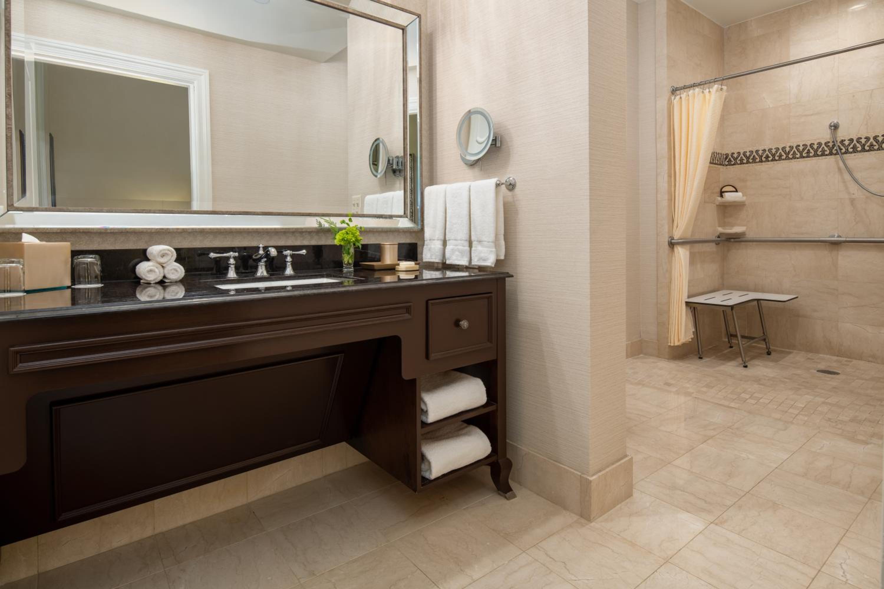 Deluxe Queen Room with Mobility Accessible Tub