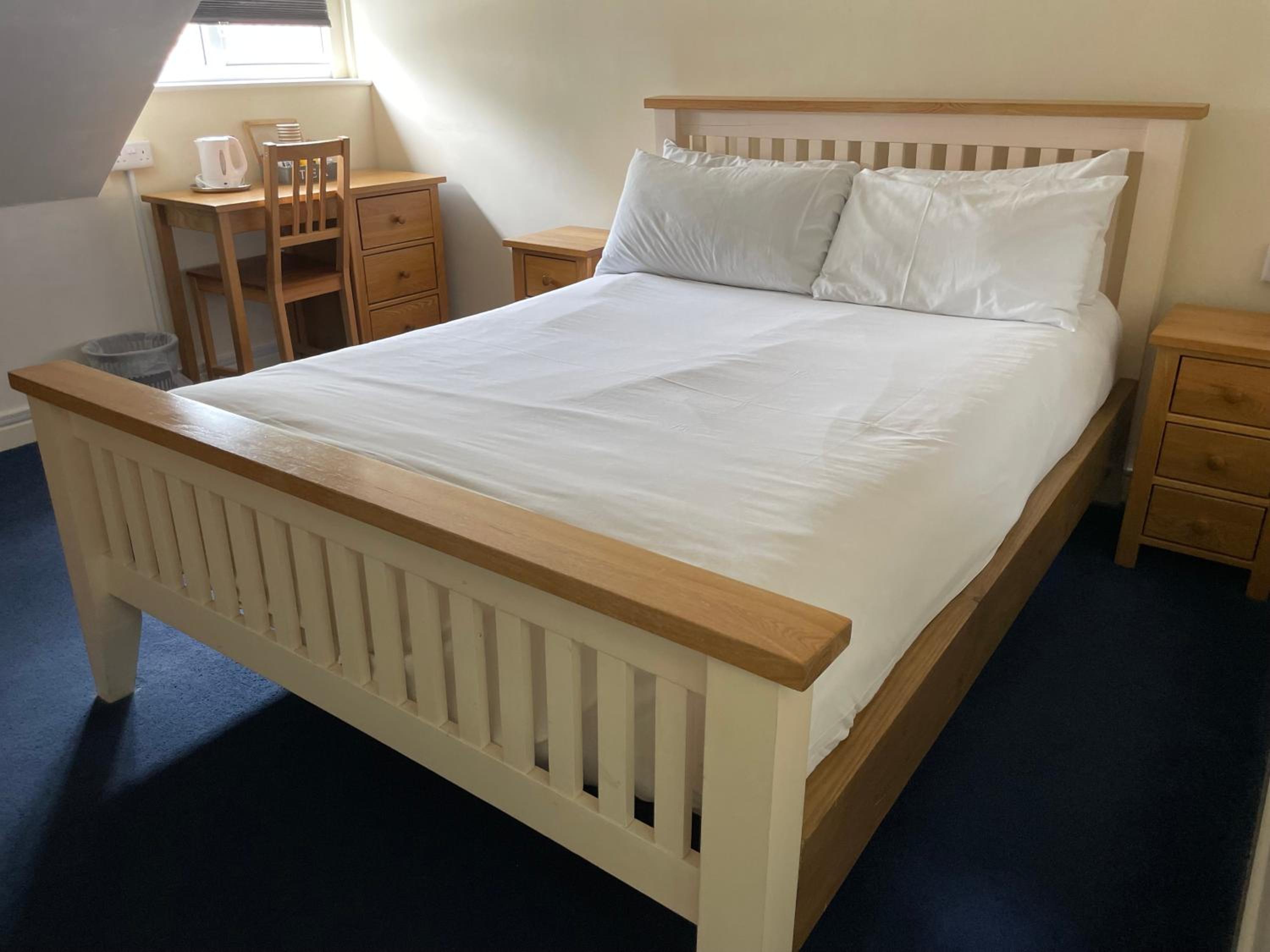 Economy Double Room with Private Bathroom - Photo 7