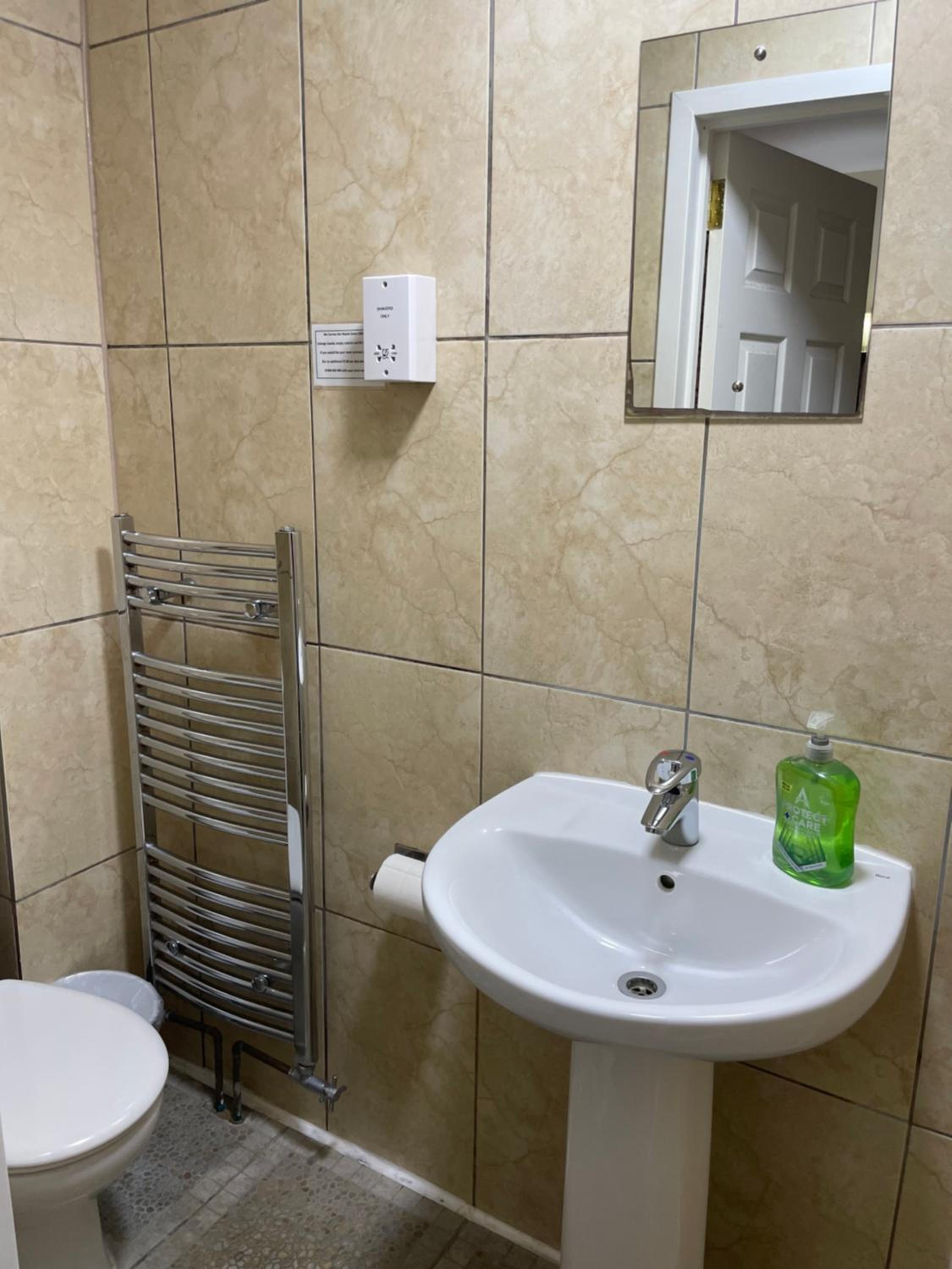 Economy Twin Room with Private Bathroom - Photo 12
