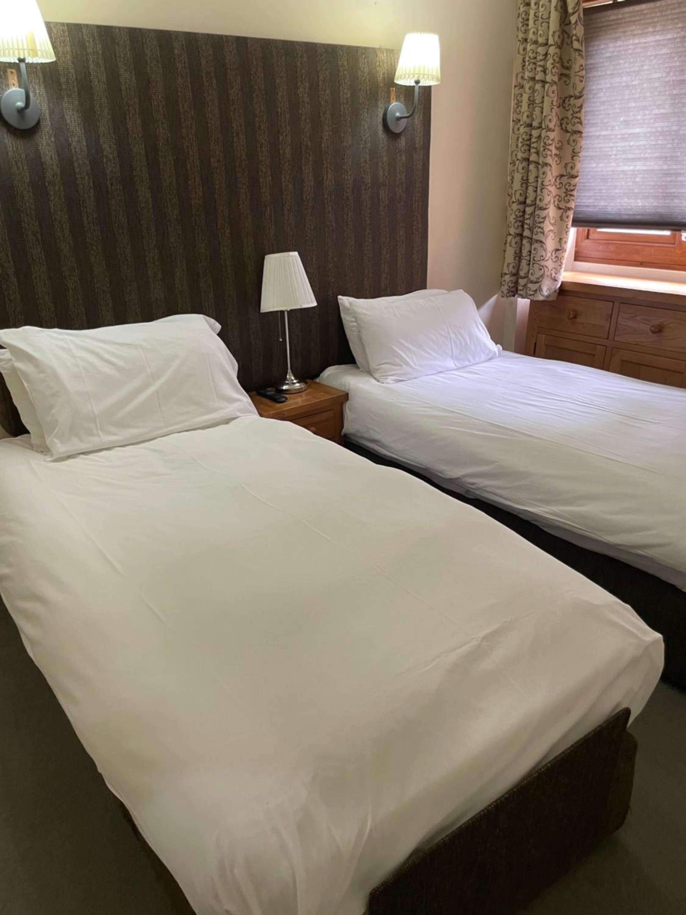 Economy Twin Room with Private Bathroom - Photo 11