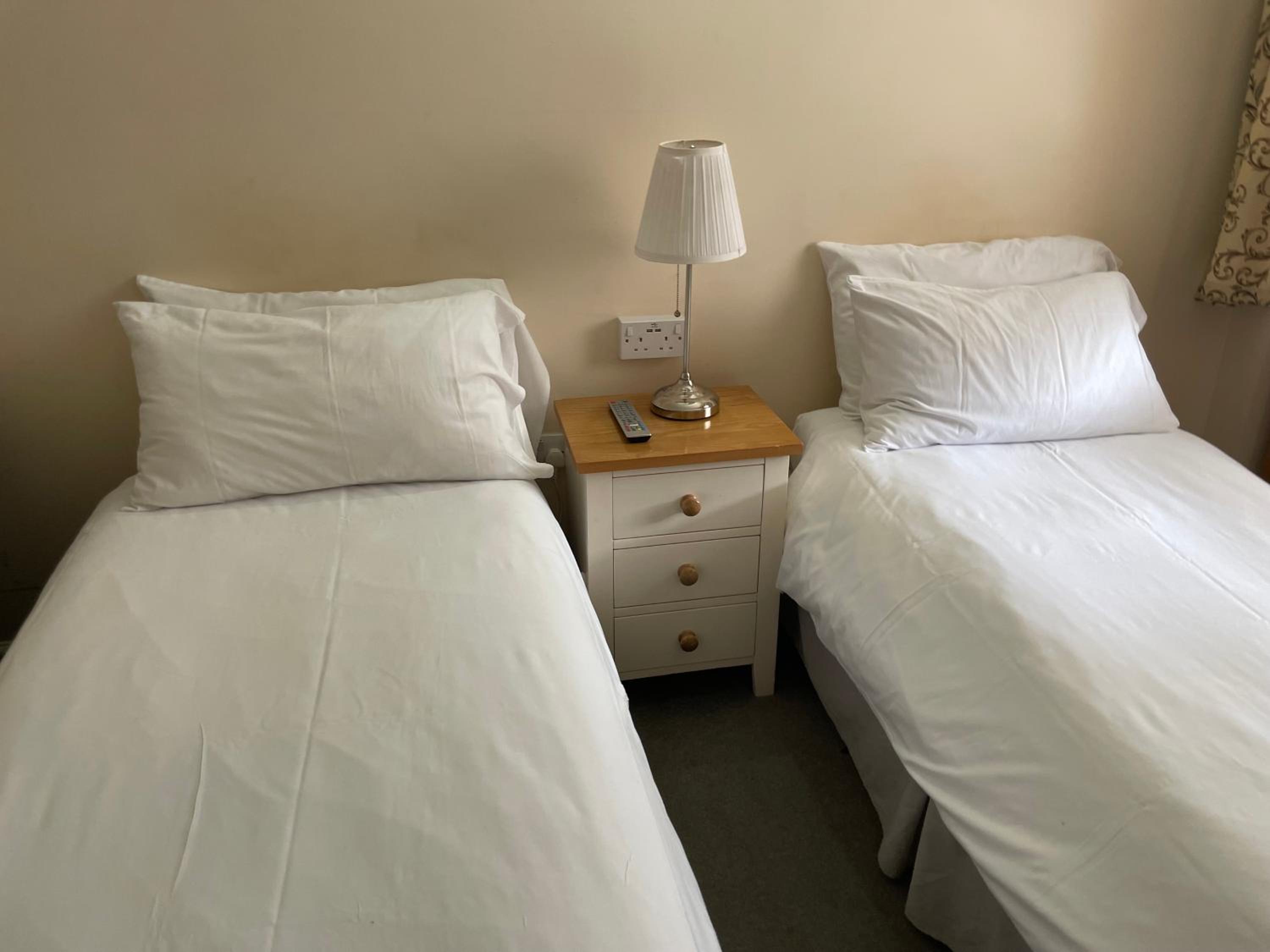 Economy Twin Room with Private Bathroom - Photo 22