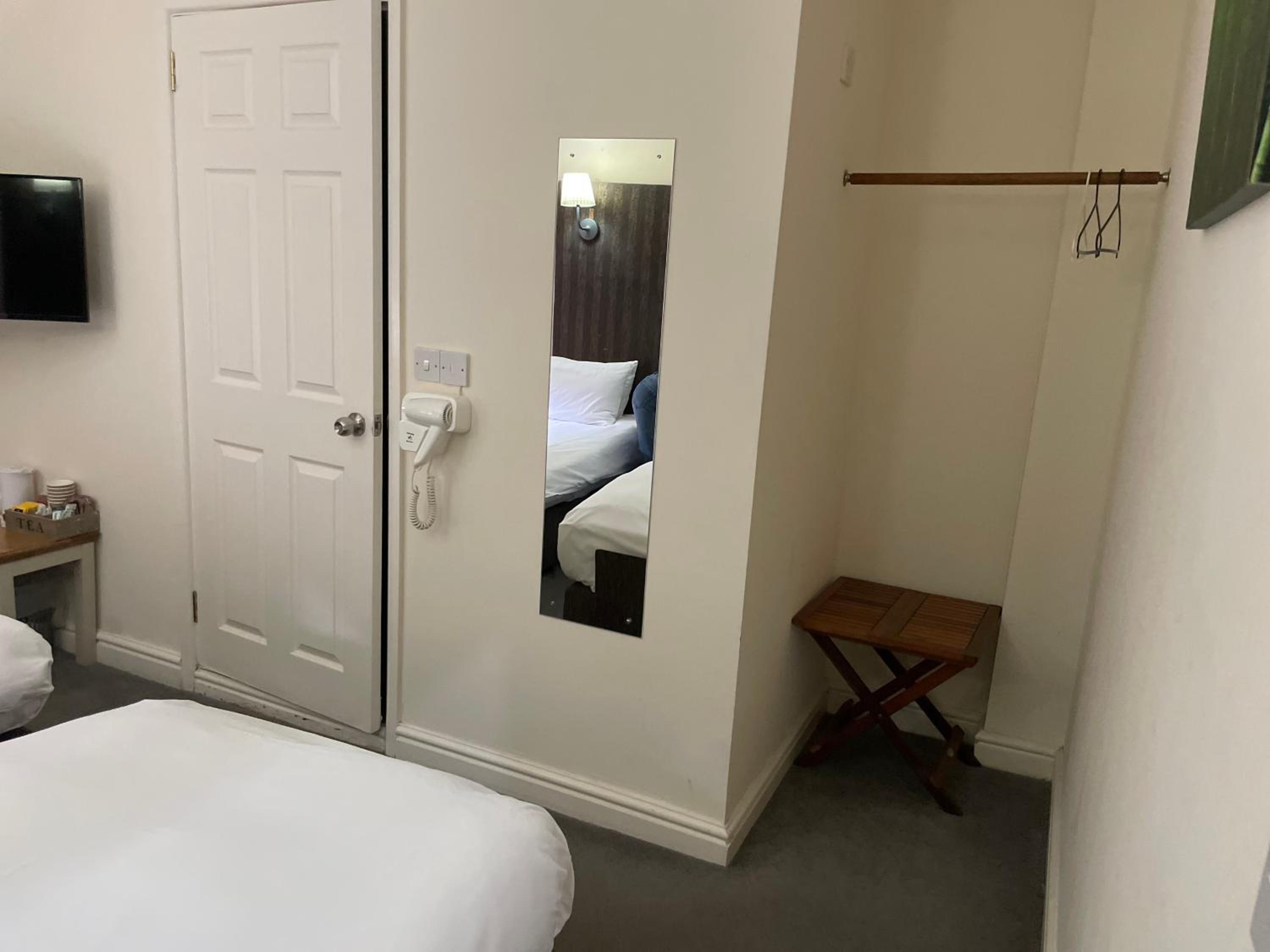 Economy Twin Room with Private Bathroom - Photo 6