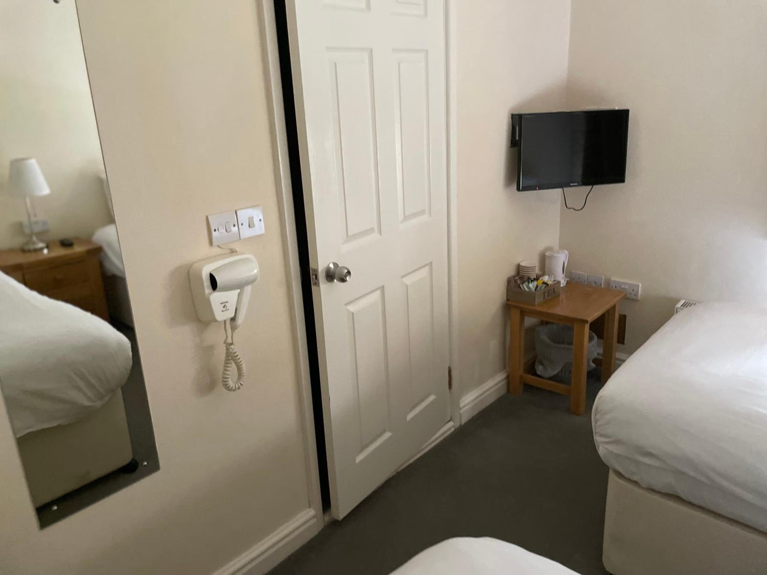 Economy Twin Room with Private Bathroom - Photo 13