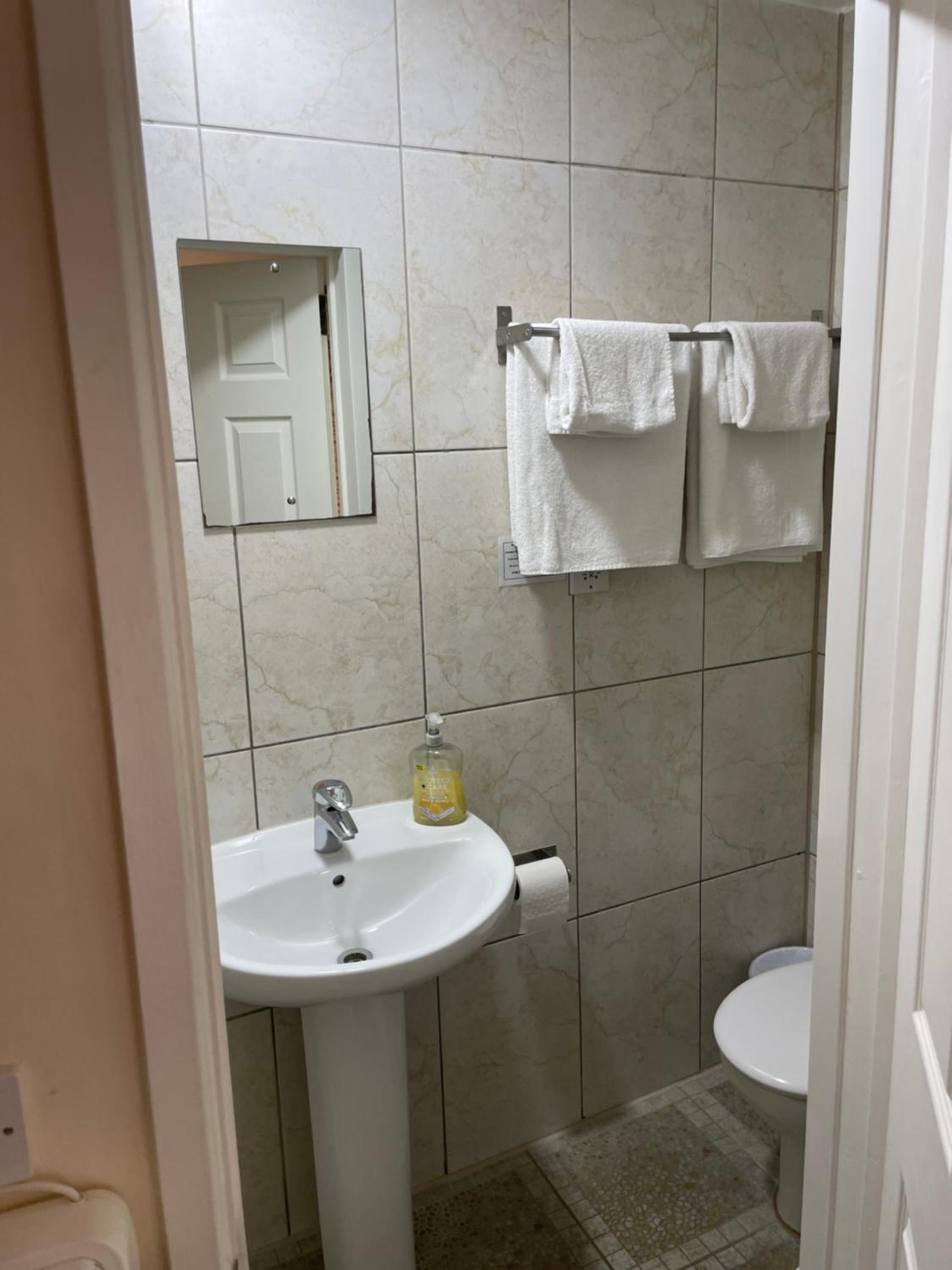 Economy Twin Room with Private Bathroom - Photo 15