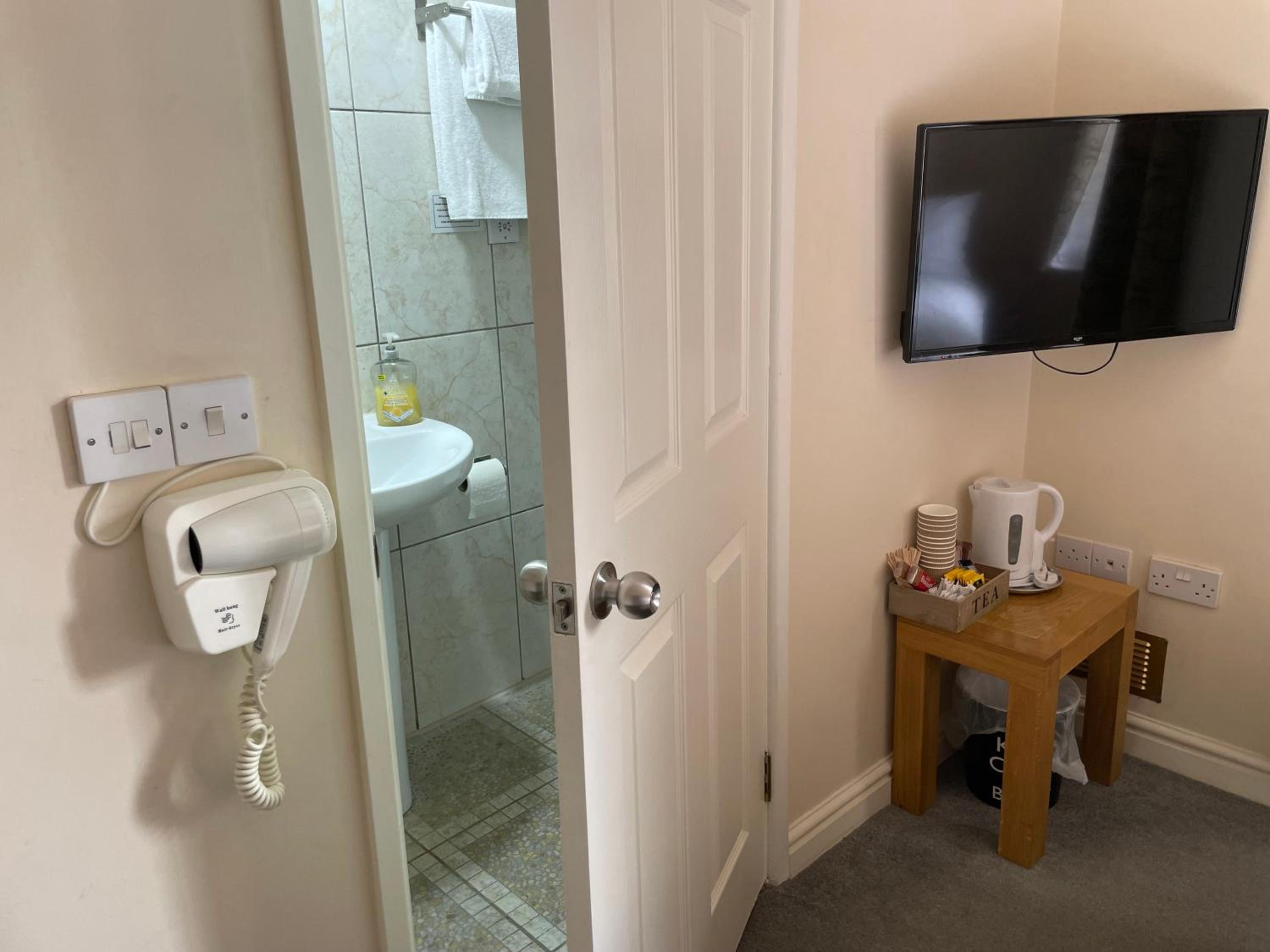 Economy Twin Room with Private Bathroom - Photo 14