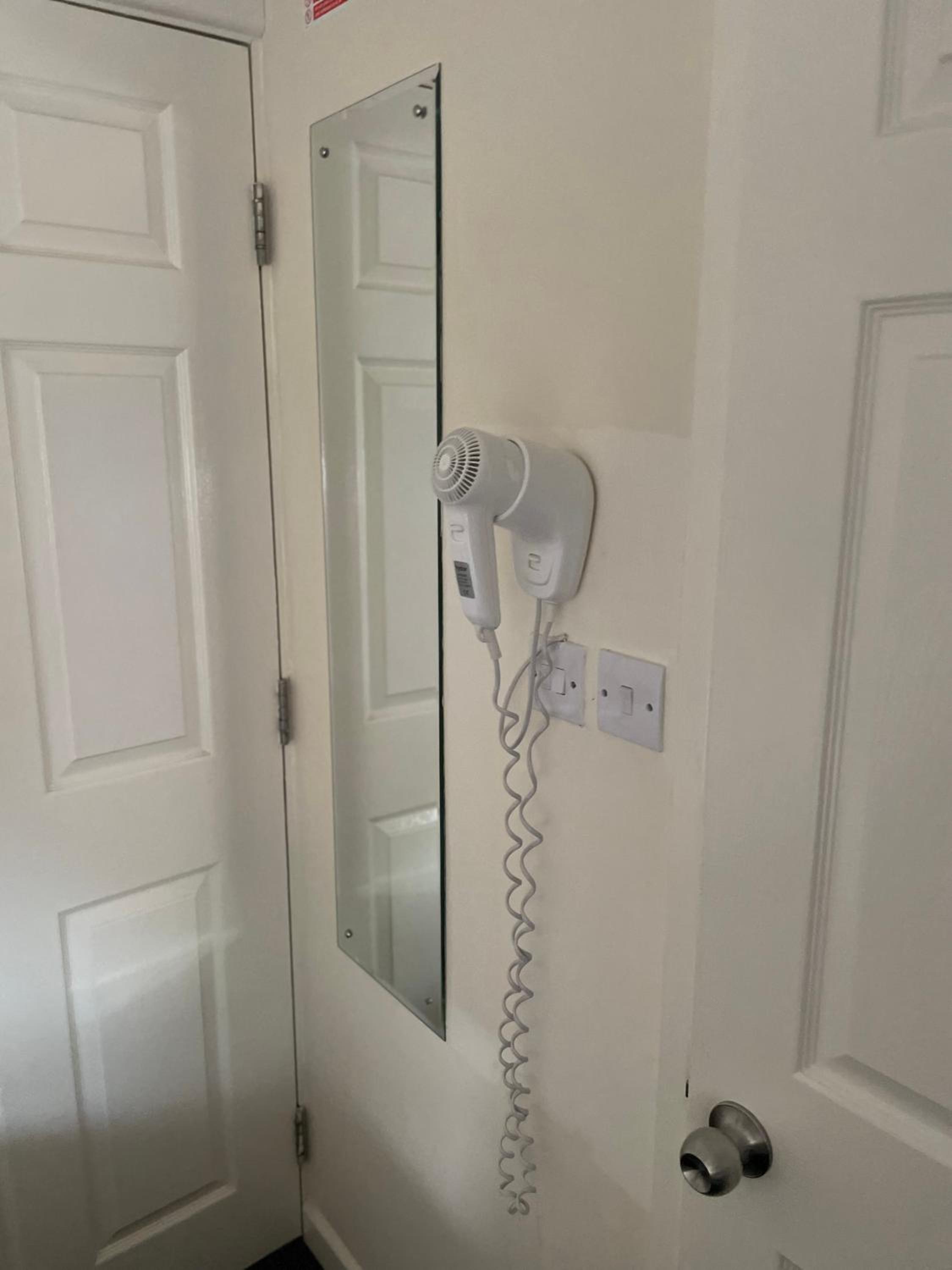 Economy Twin Room with Private Bathroom - Photo 17