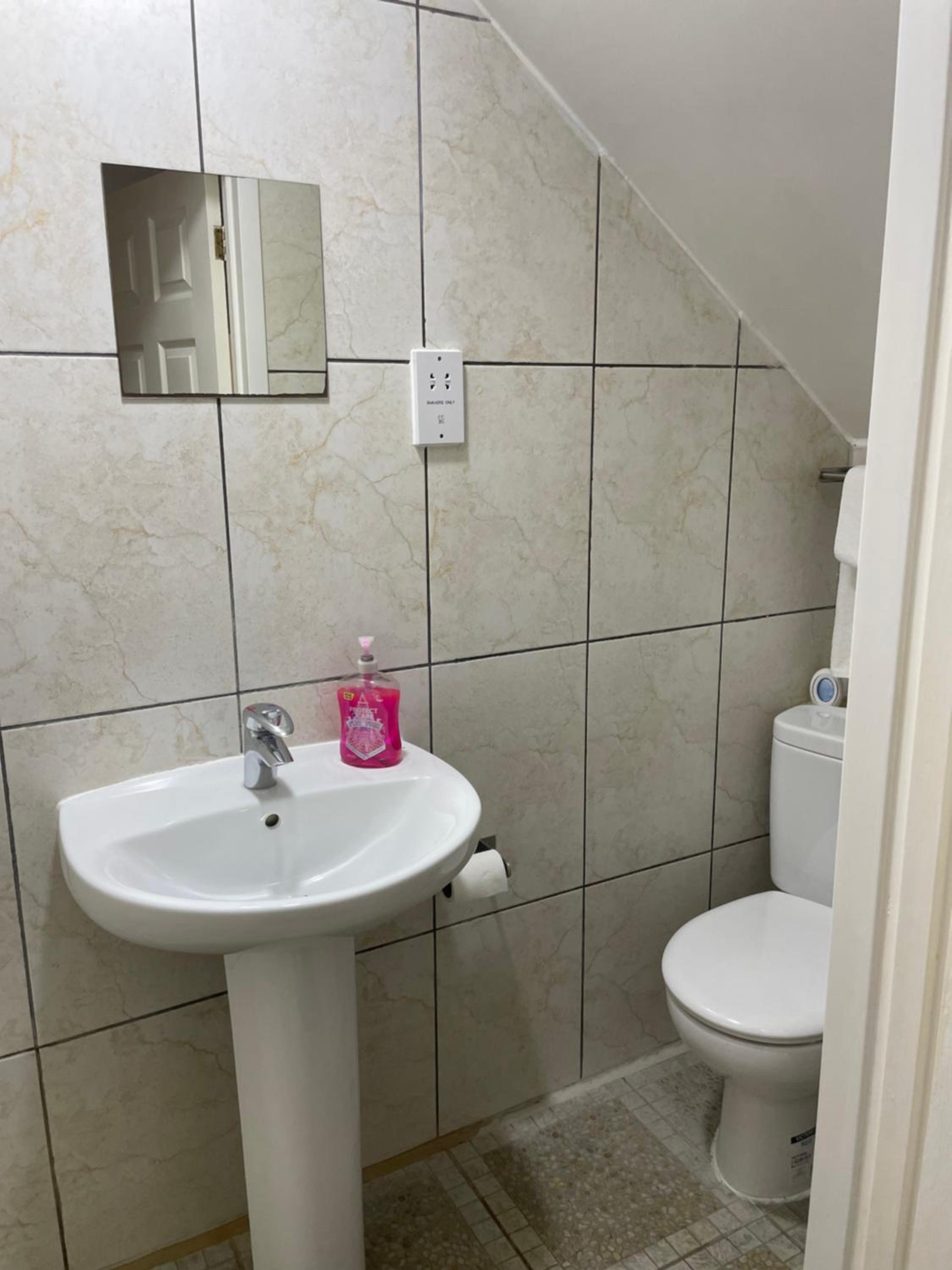 Economy Twin Room with Private Bathroom - Photo 18