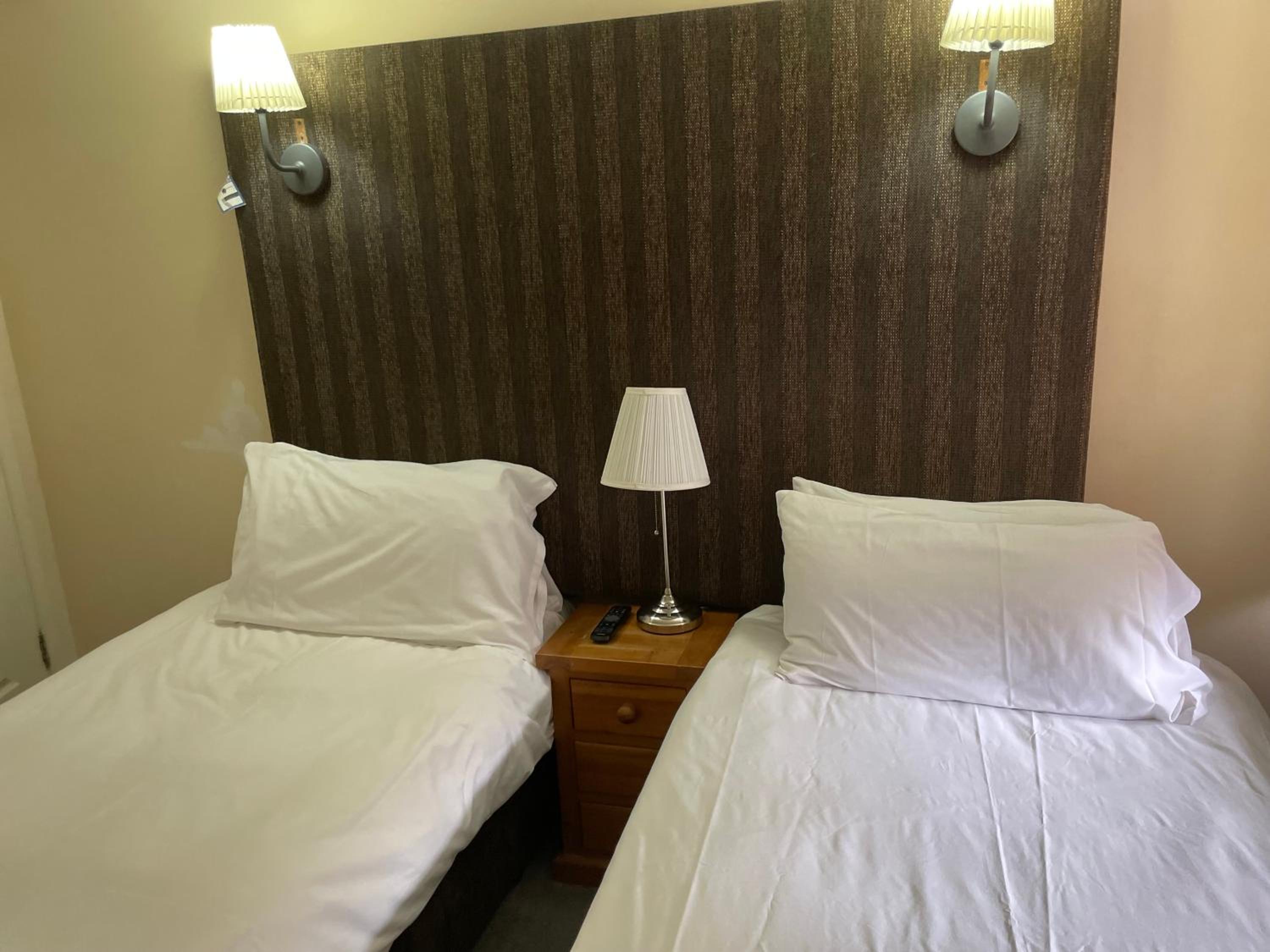 Economy Twin Room with Private Bathroom - Photo 2