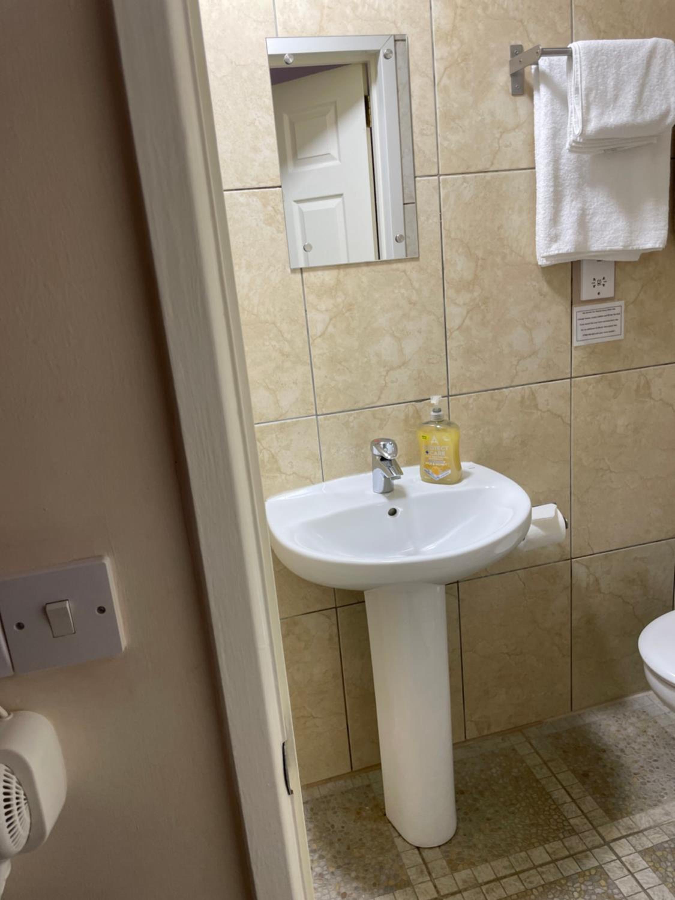 Economy Twin Room with Private Bathroom - Photo 3