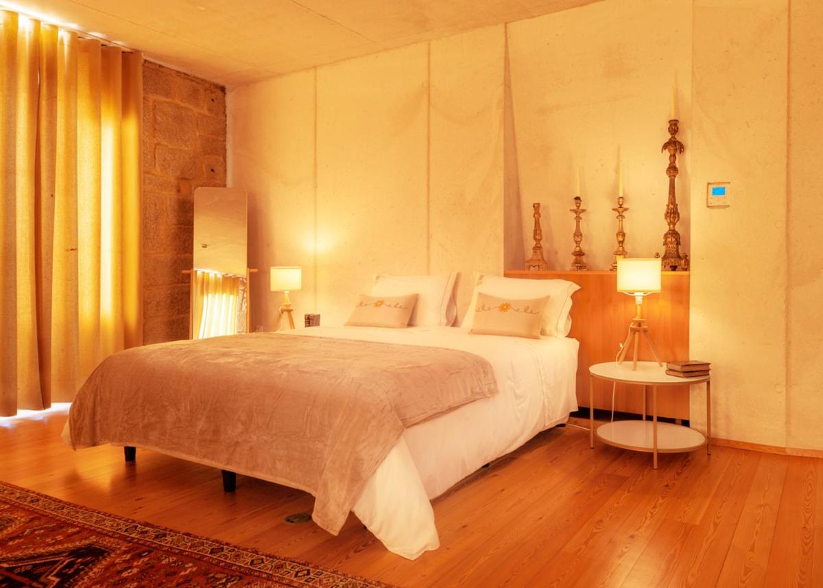 Deluxe Queen Suite - Photo 9