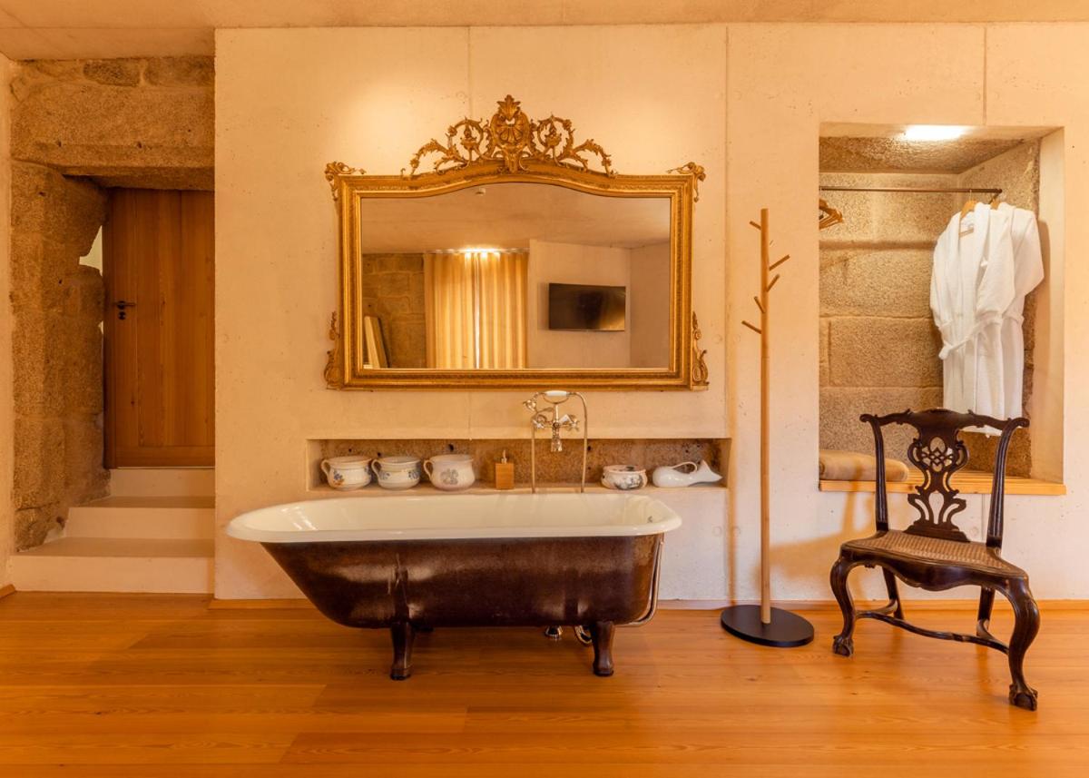 Deluxe Queen Suite - Photo 8