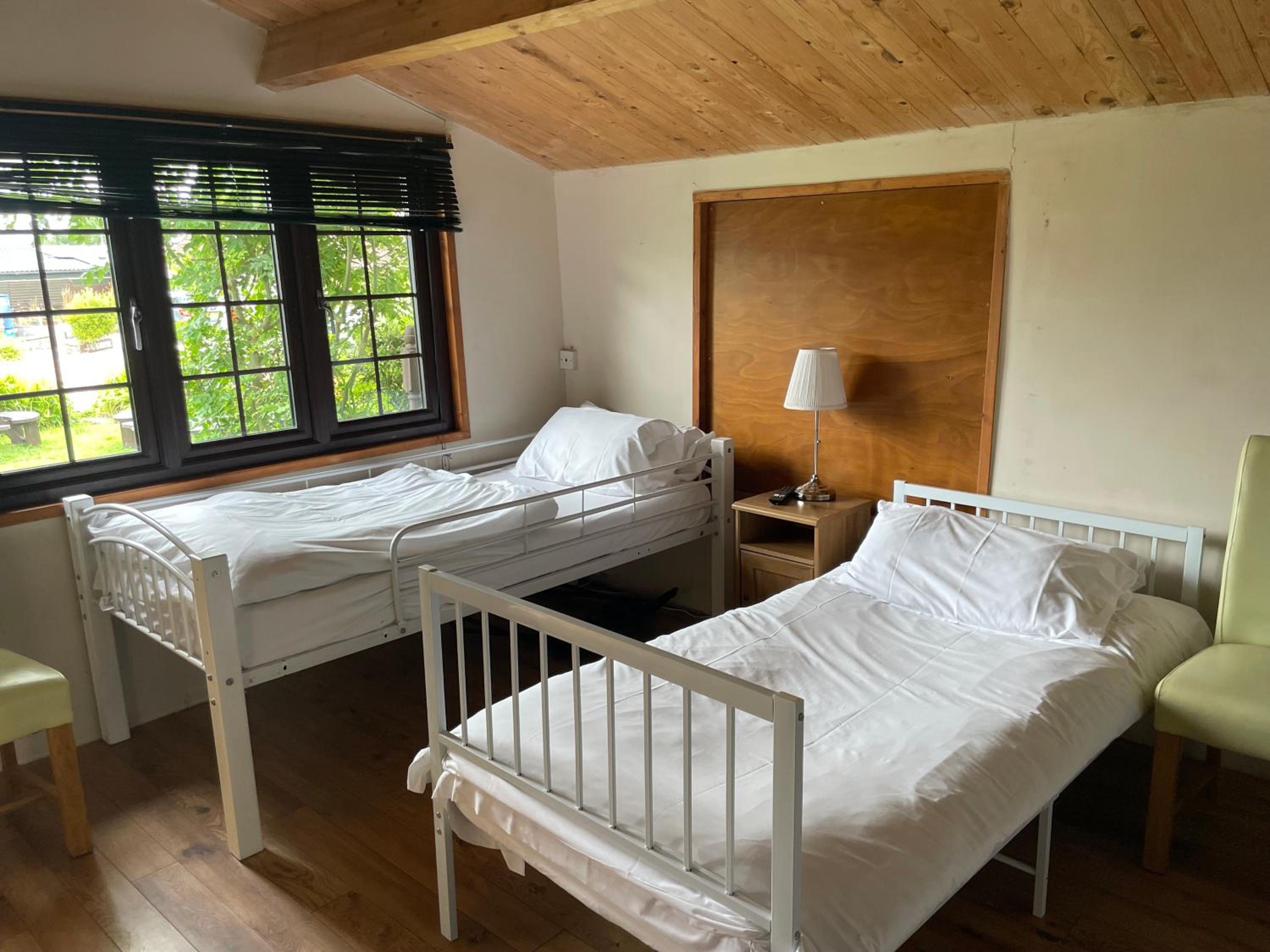 Quadruple Room with Private Bathroom - Photo 4