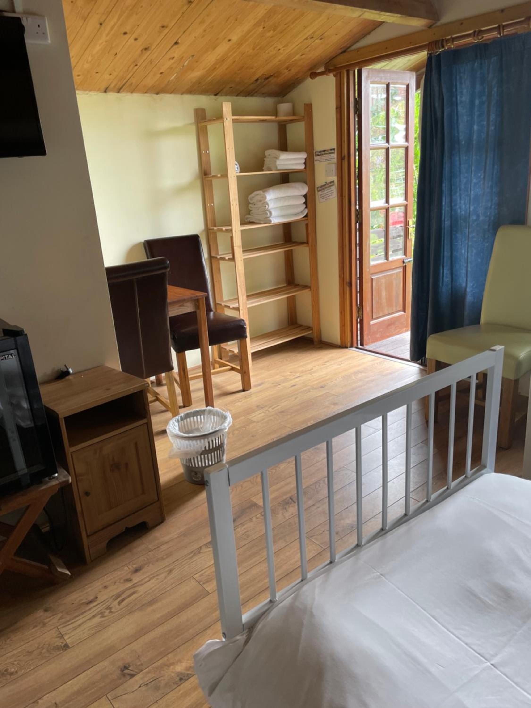 Quadruple Room with Private Bathroom - Photo 5