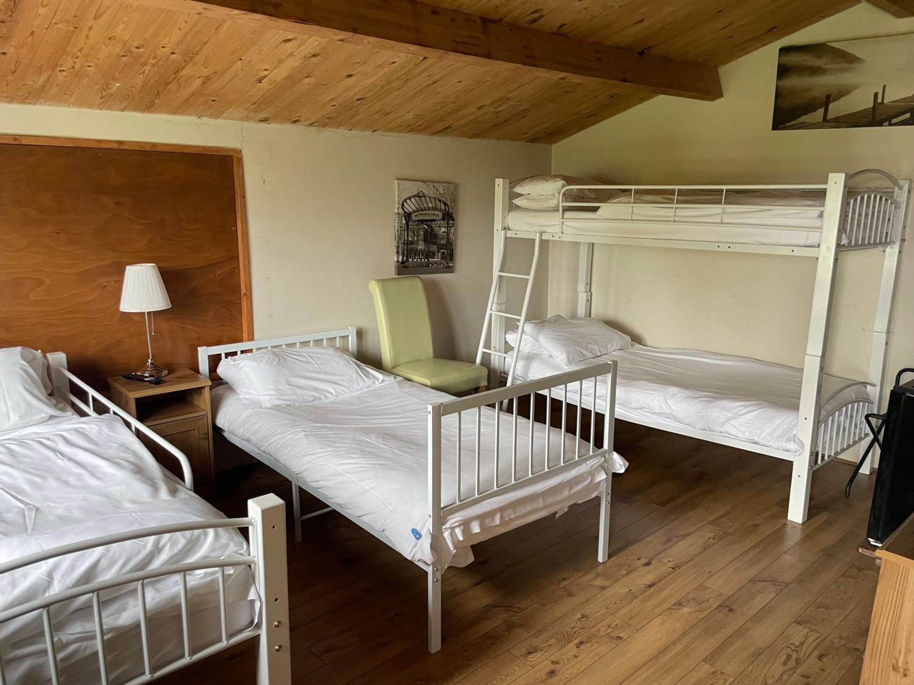 Quadruple Room with Private Bathroom - Photo 3