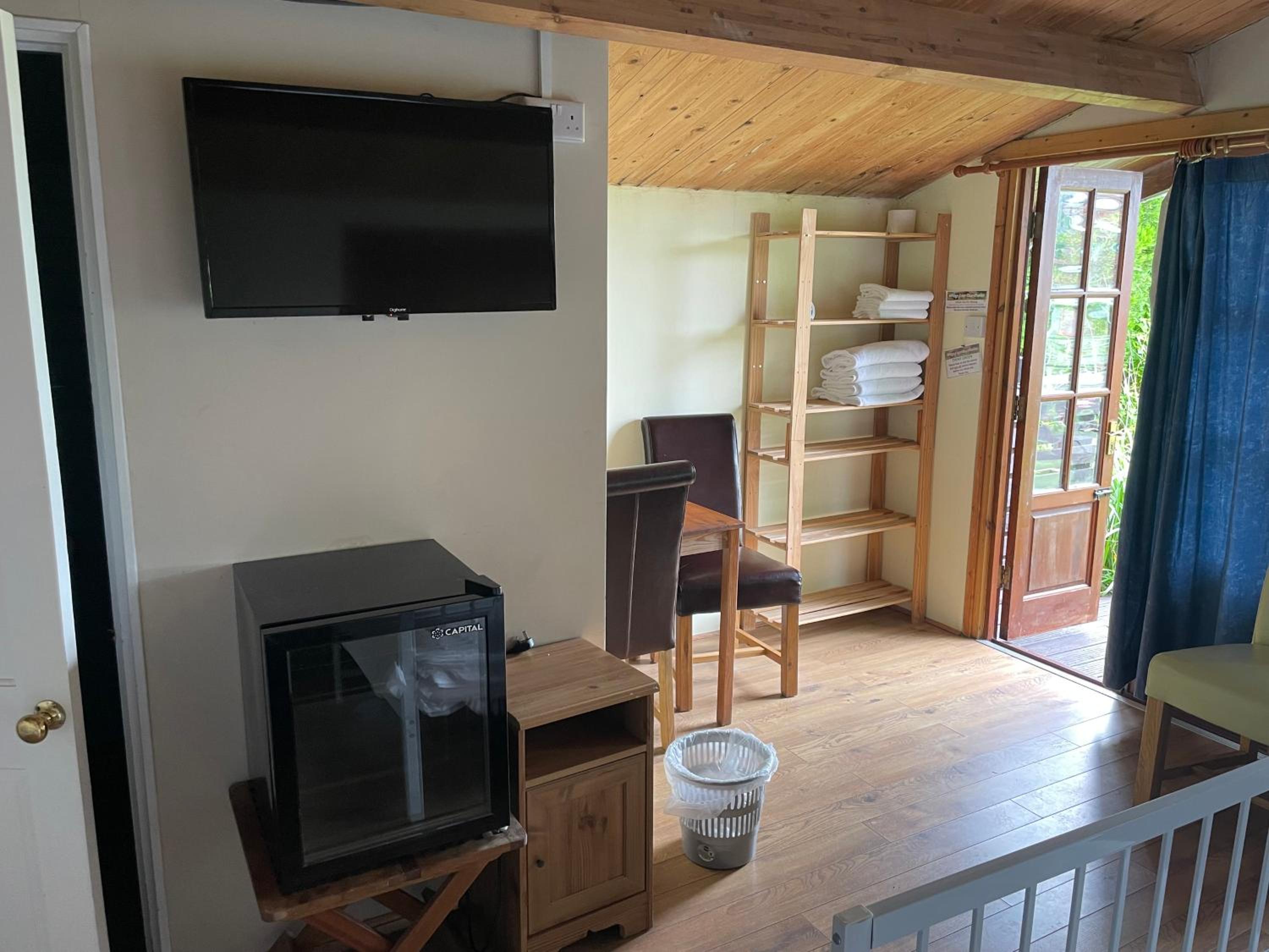 Quadruple Room with Private Bathroom - Photo 11