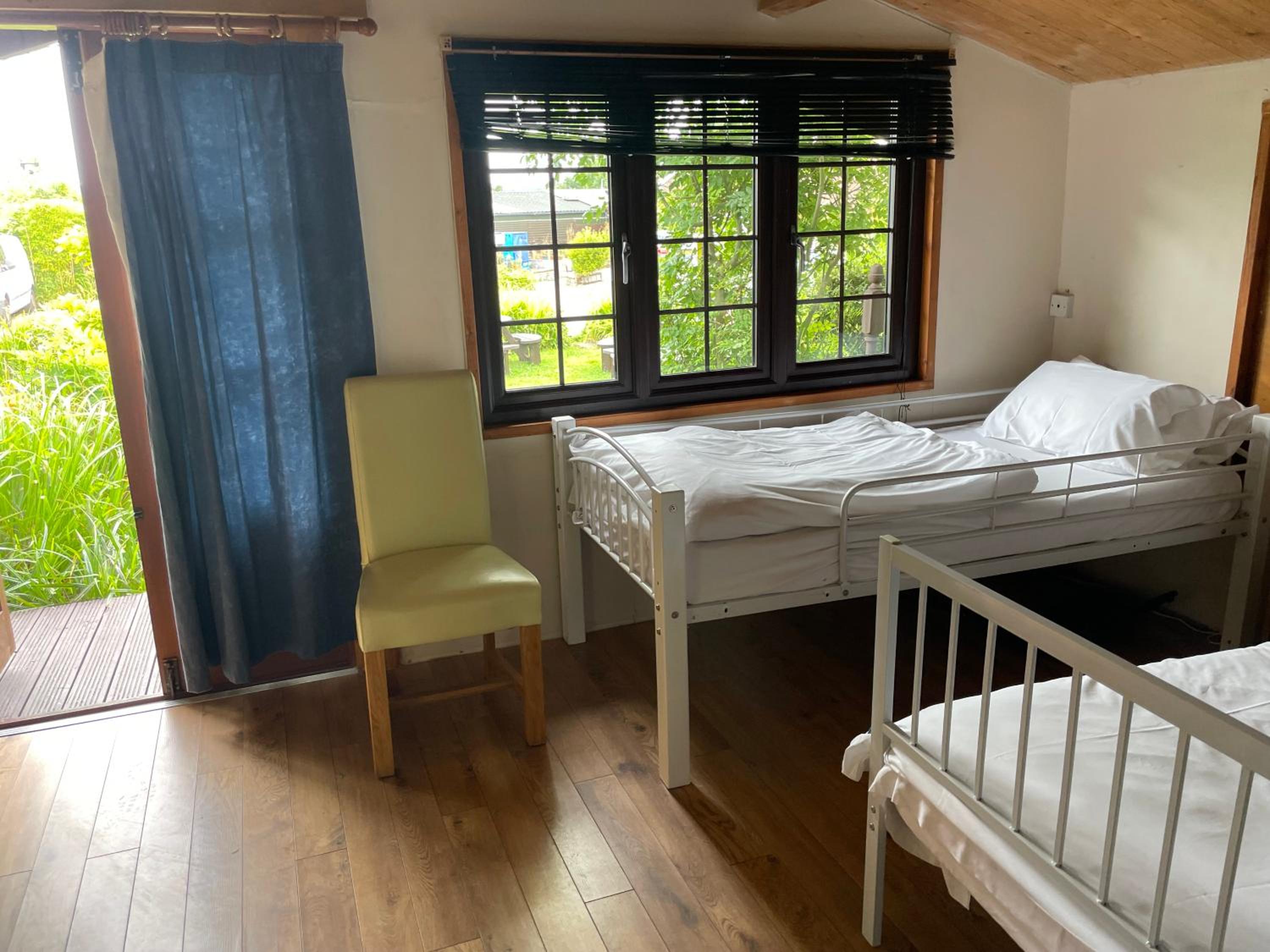 Quadruple Room with Private Bathroom - Photo 2