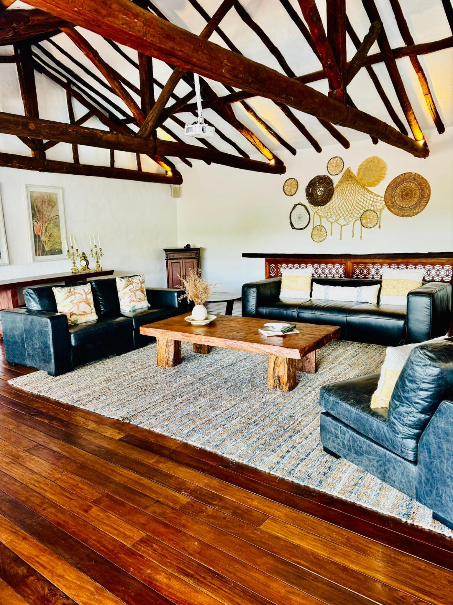 Eight-Bedroom House photo 1
