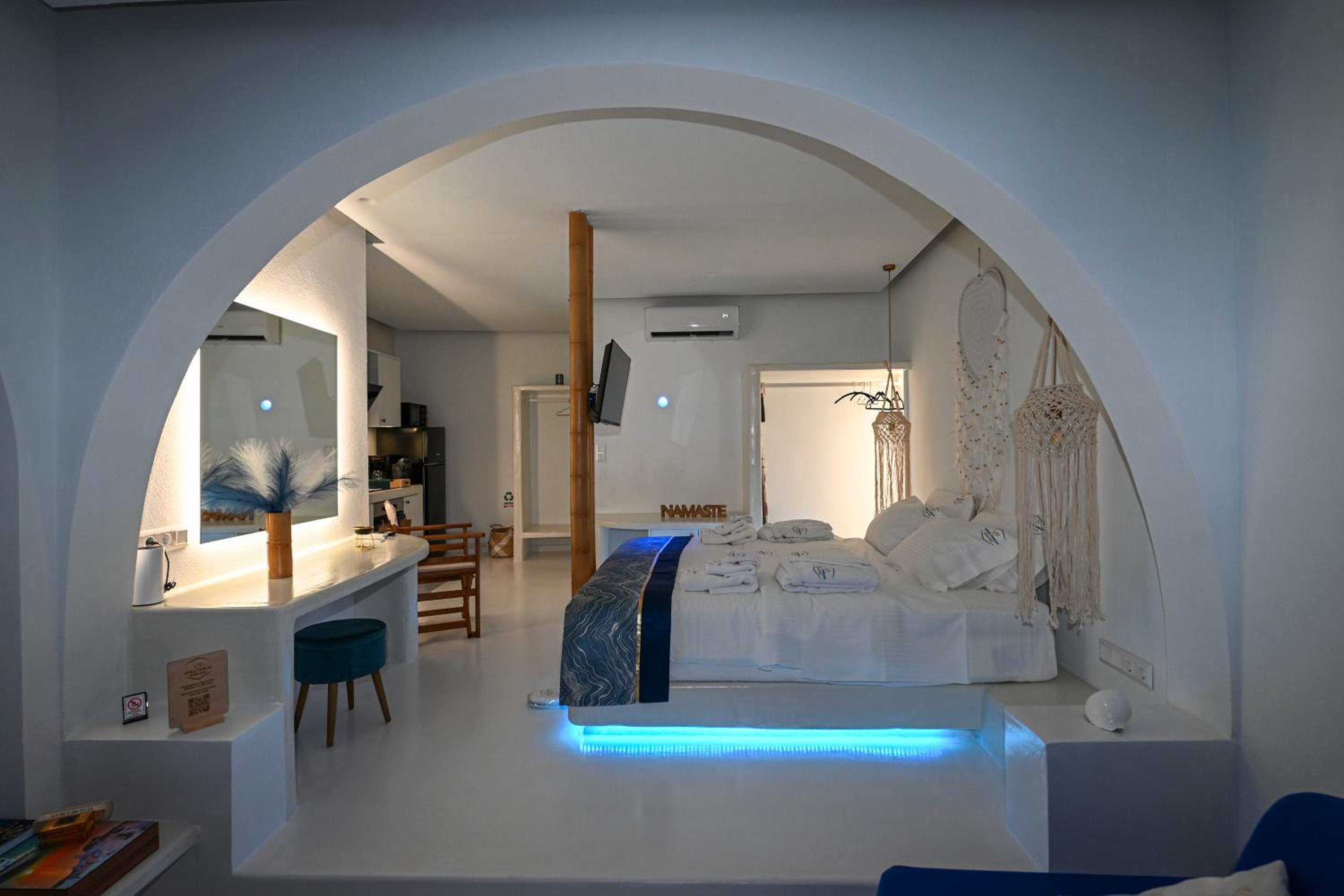 Studio Apartment with Queen Bed photo 1