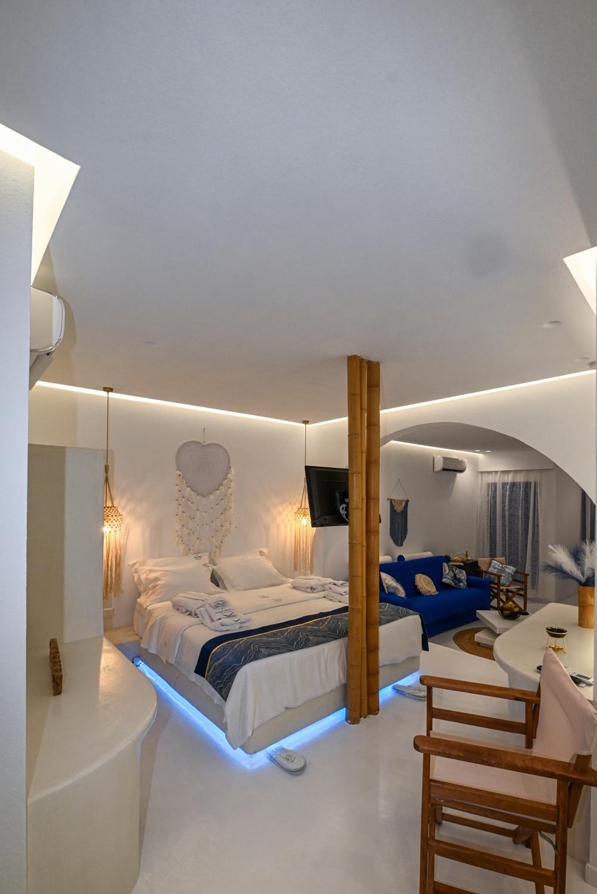 Studio Apartment with Queen Bed photo 3