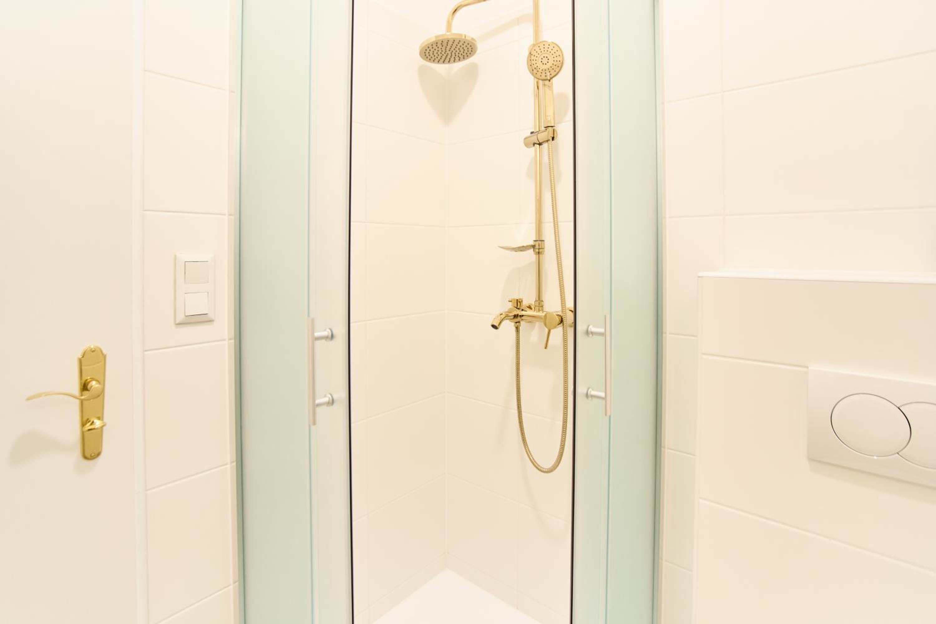 Apartment with Shower photo 3