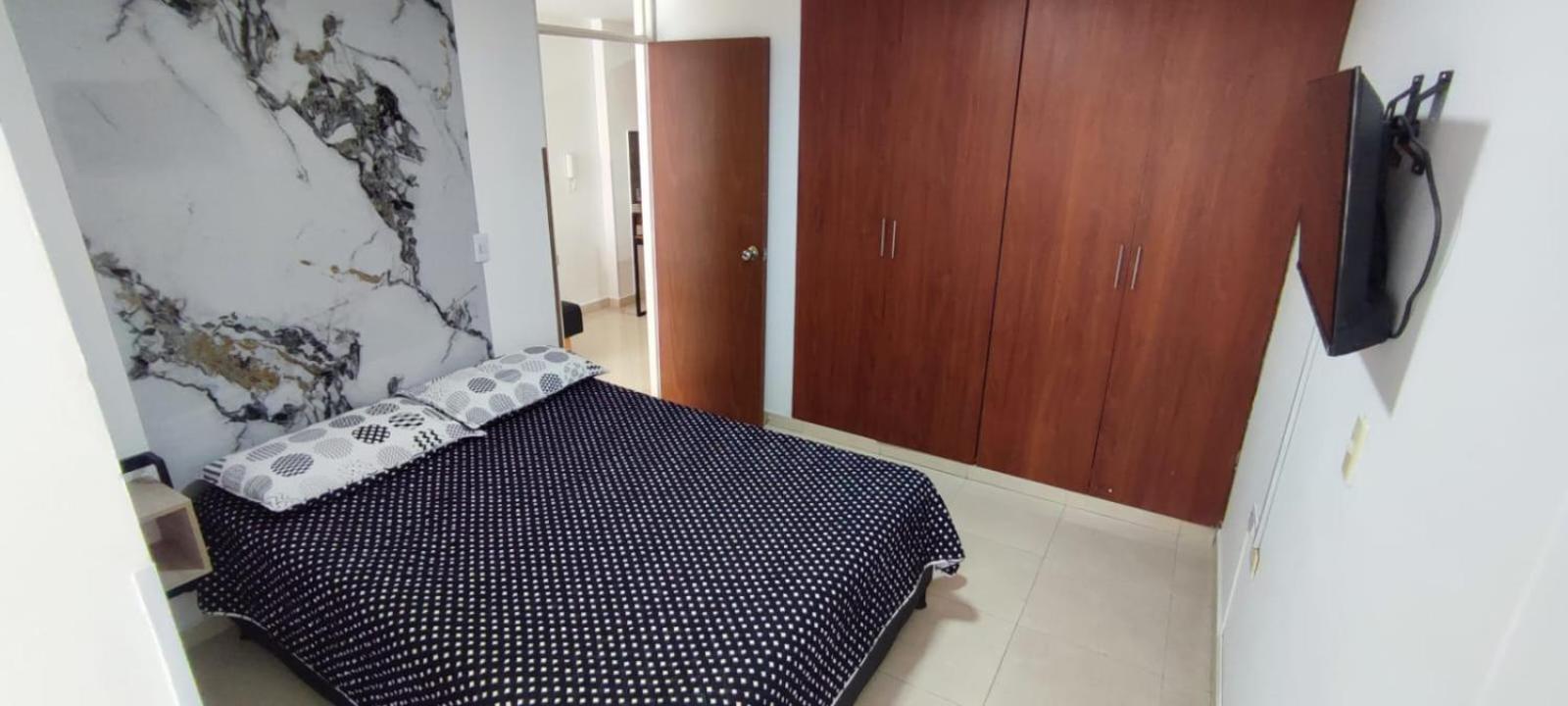 One-Bedroom Apartment photo 1