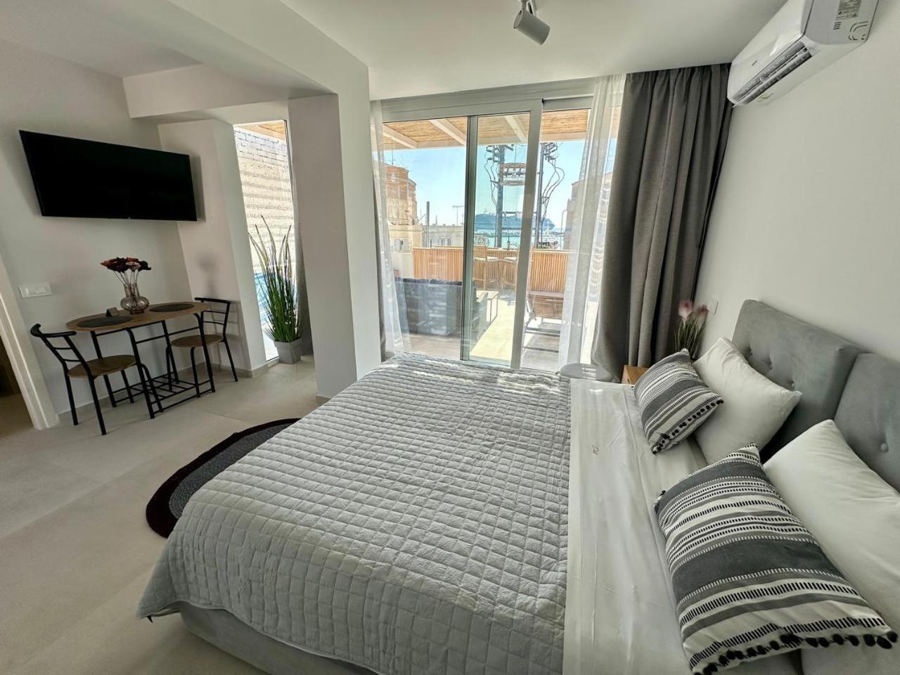 Deluxe Double Room with Balcony and Sea View photo 3