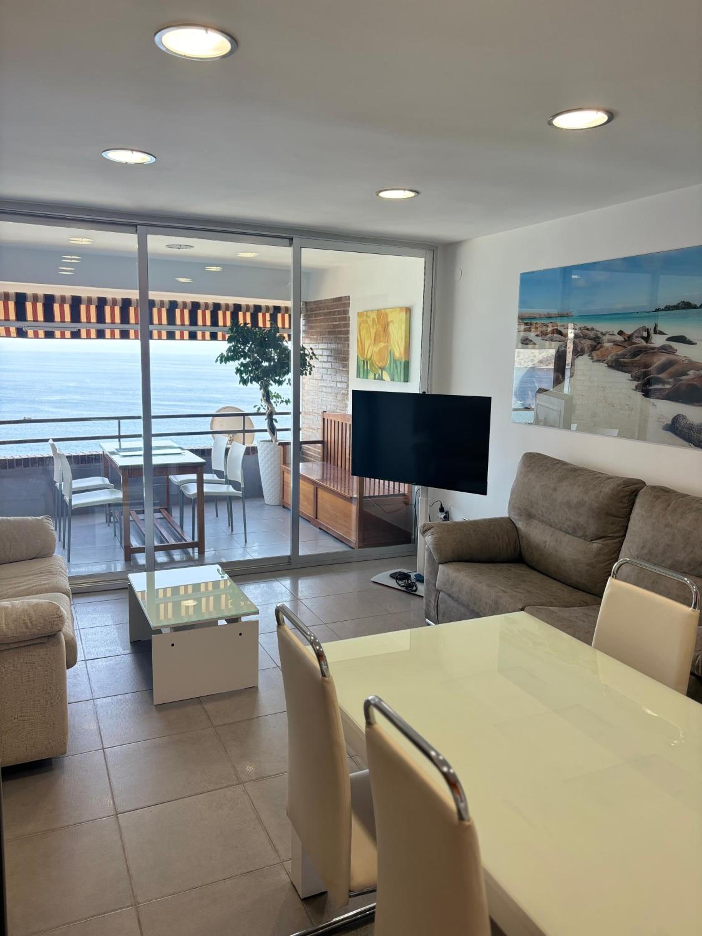 Apartamento de dos habitaciones con terraza y vista al mar