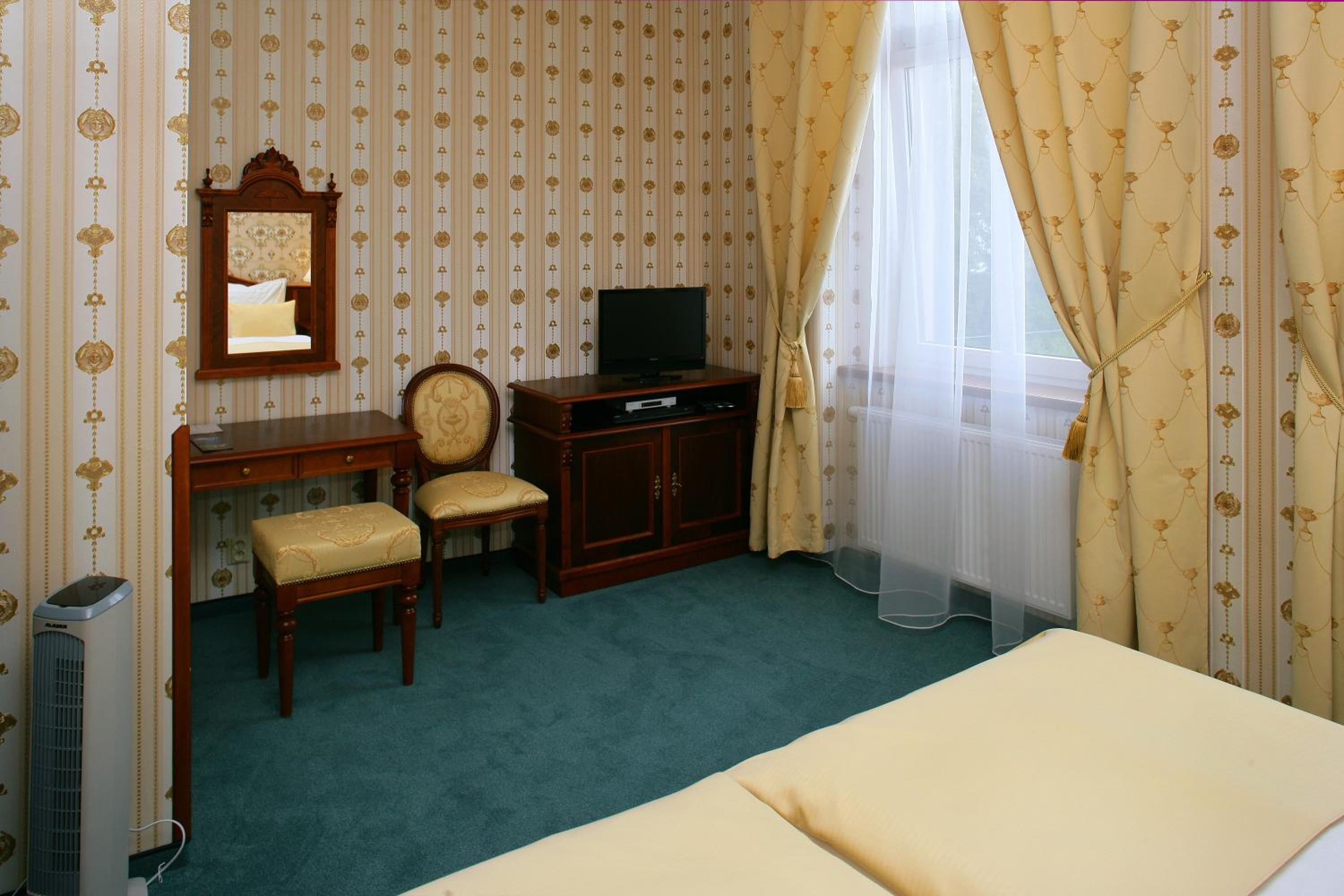 Double or Twin Room - Photo 6