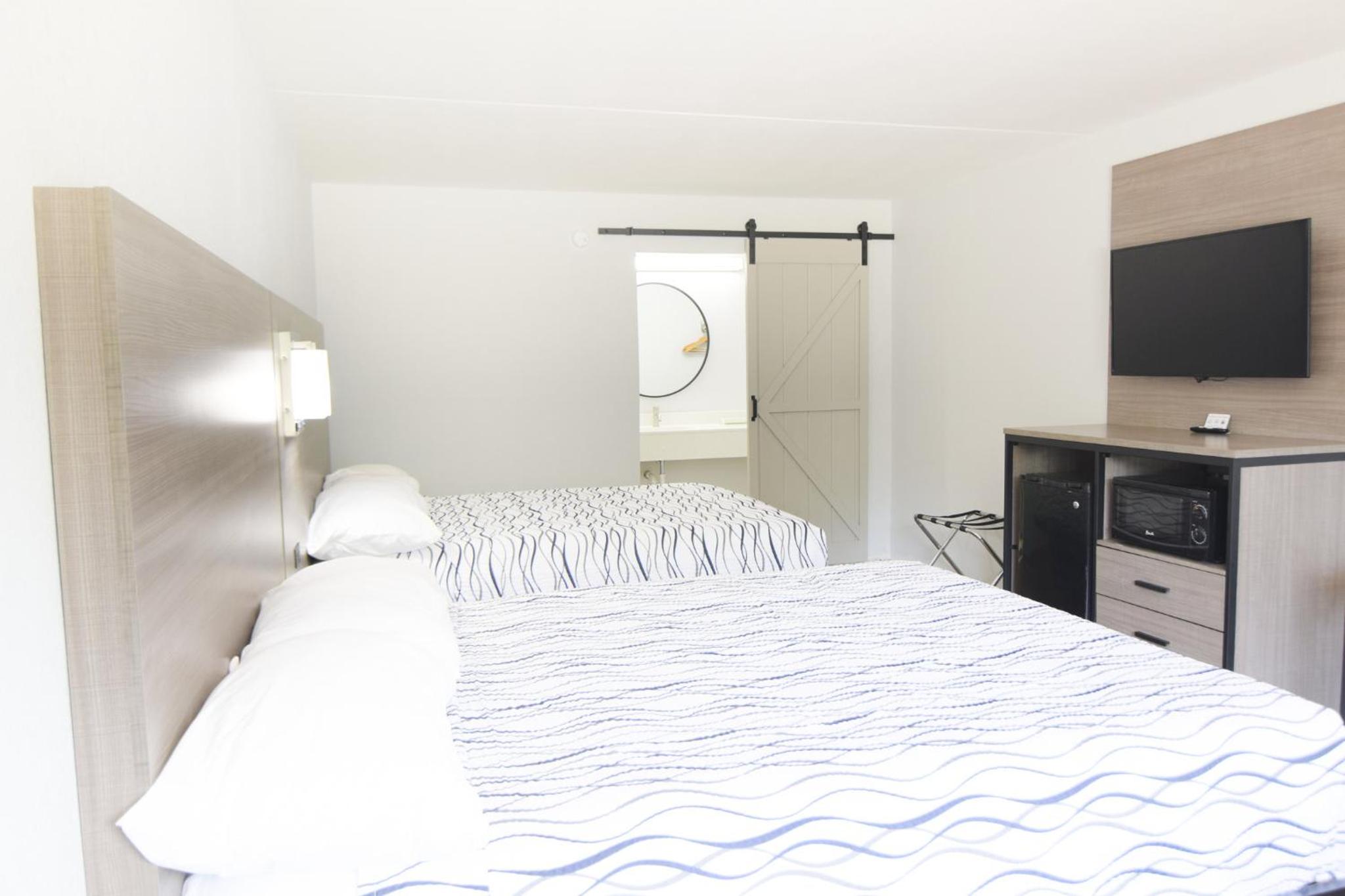 Queen Room with Two Queen Beds - Non-Smoking photo 1