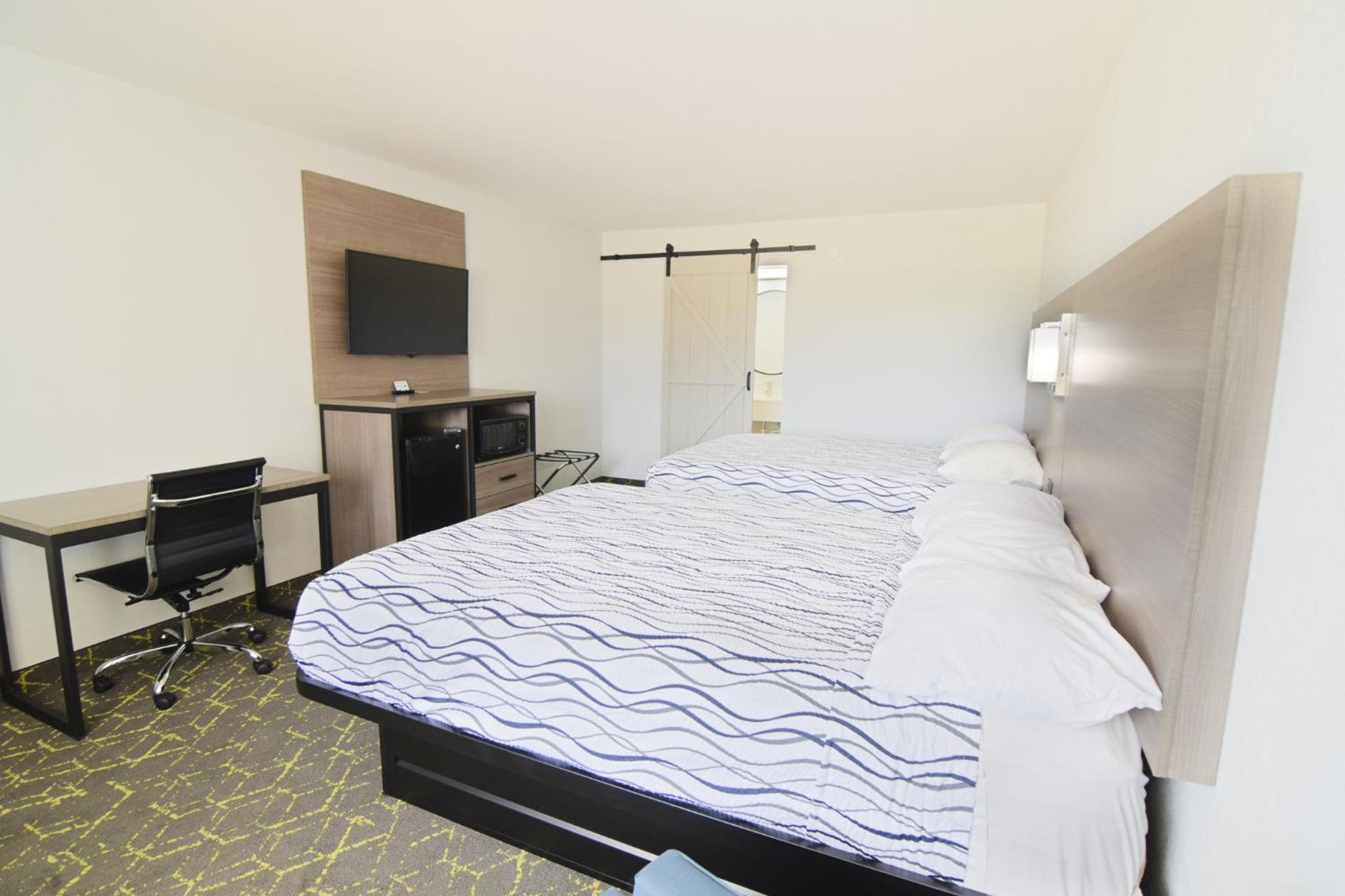 Queen Room with Two Queen Beds - Non-Smoking photo 3