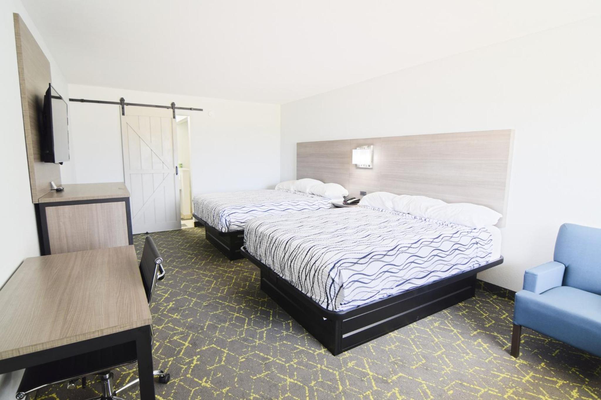 Queen Room with Two Queen Beds - Non-Smoking photo 2