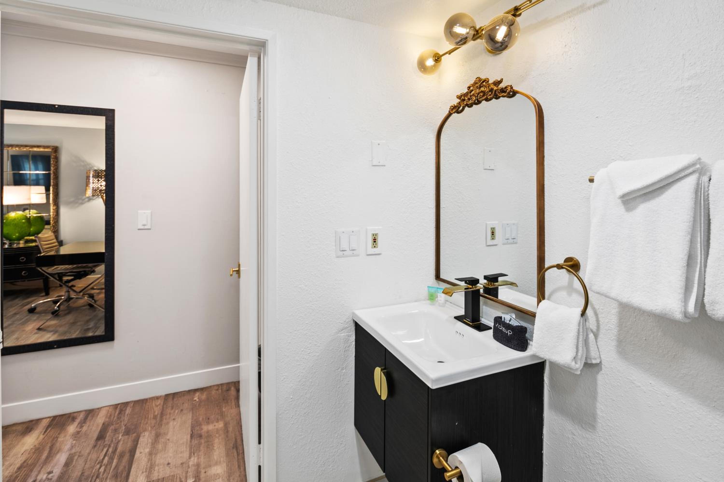 King Room - Disability Access - Photo 5