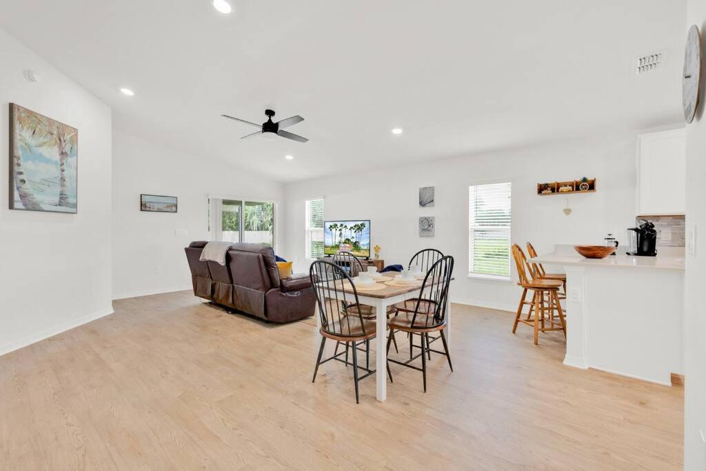 Three-Bedroom House photo 2
