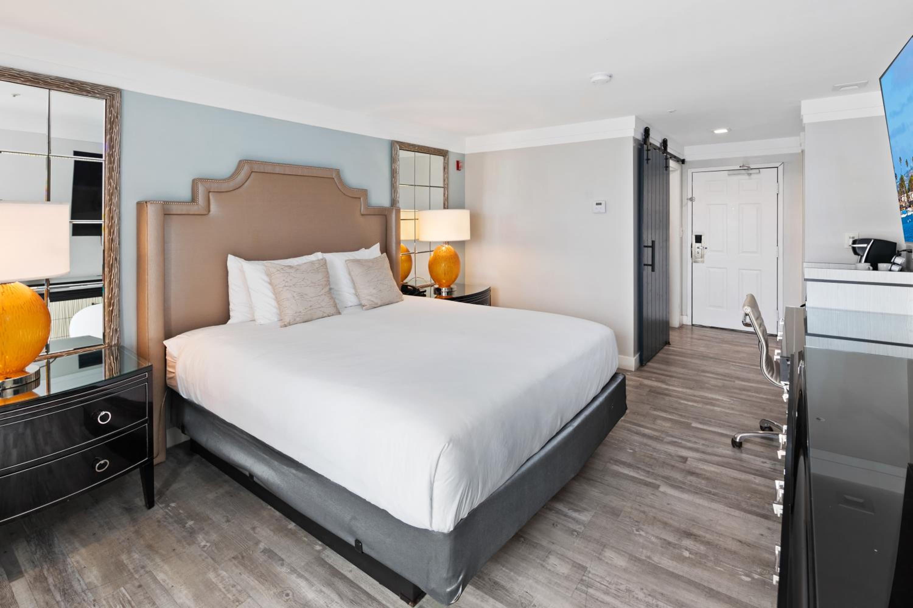 King Room with Balcony - Photo 3