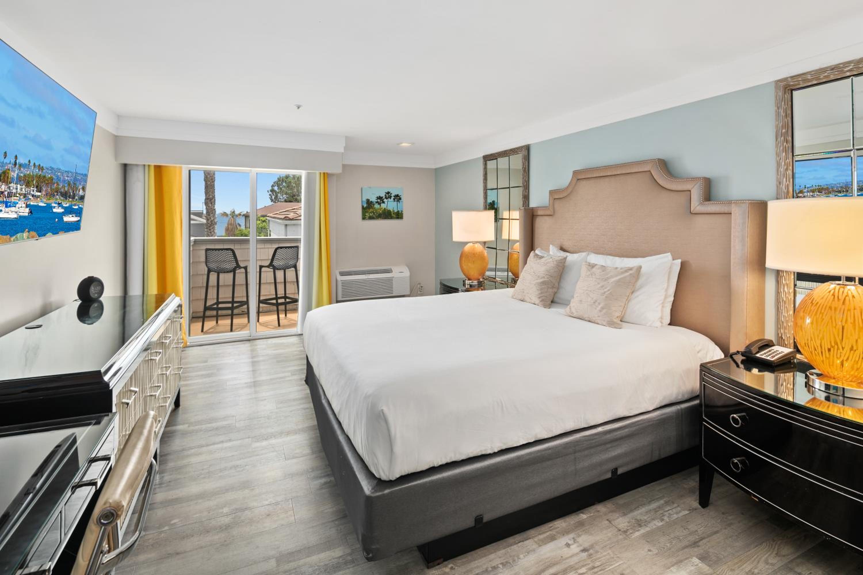 King Room with Balcony - Photo 1