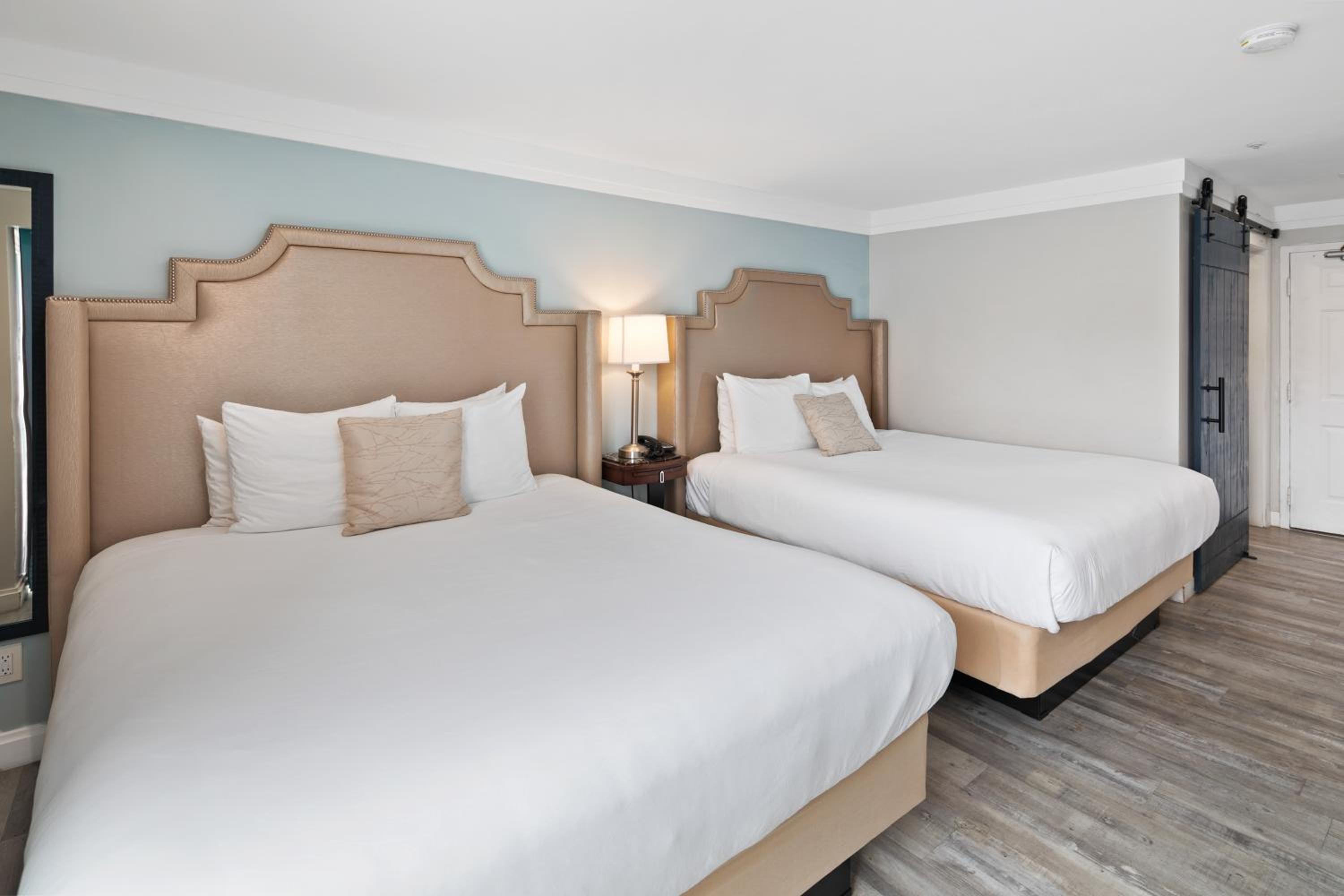 Quadruple Room with Balcony - Photo 5
